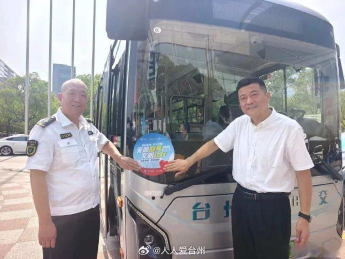 【护航高考台州各界志愿者以行动书写新内涵 】今年浙江省高考语文作文聚焦词语的变迁