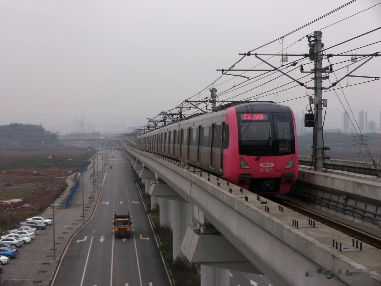 这几张图是2014年春在重庆轨道交通1号线微电园站拍摄的，那时候这里开通地铁还不