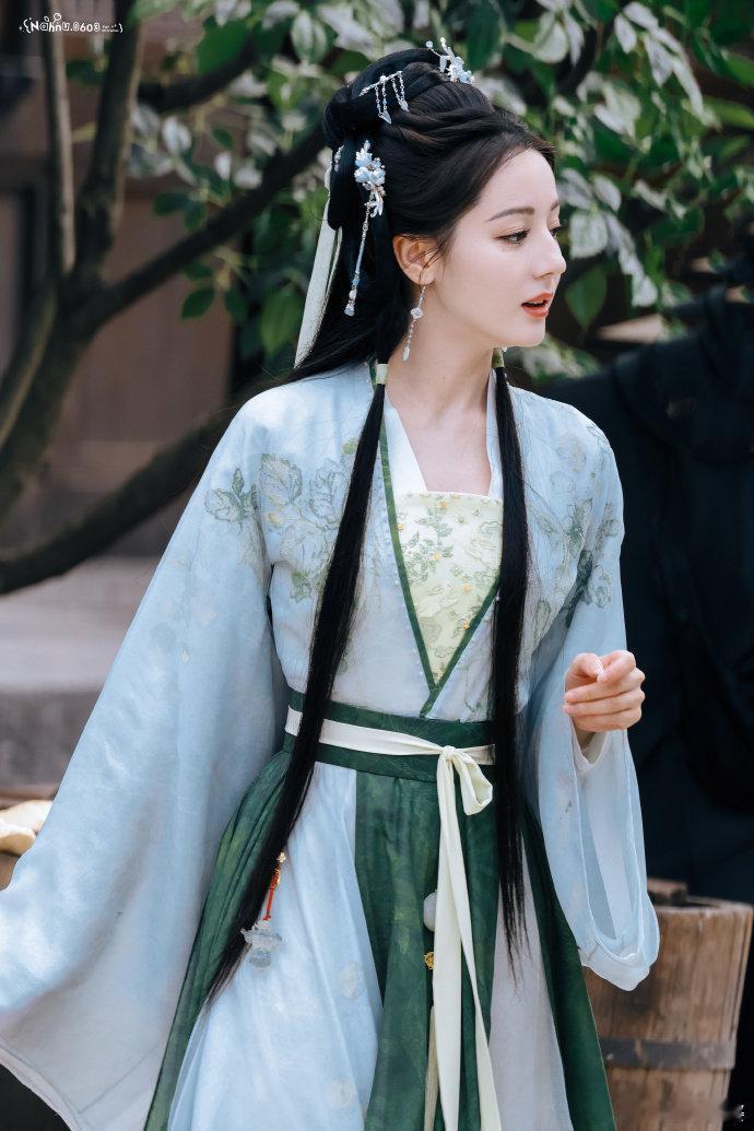 #迪丽热巴青草蛋糕# #迪丽热巴露齿VS不露齿# ​迪丽热巴无论是露齿还是不露齿