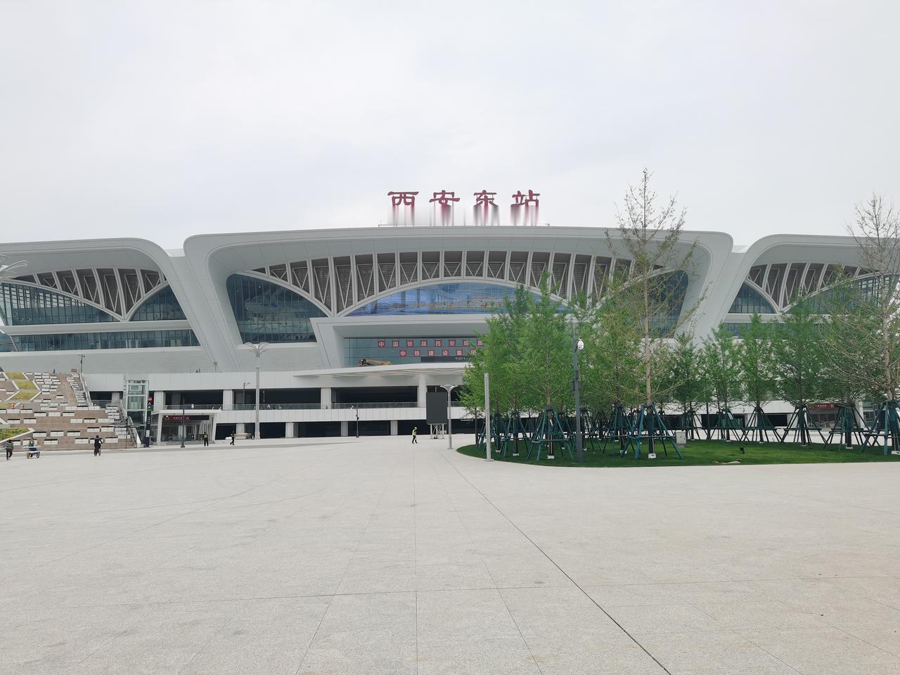 分享今日随手拍的照西安东站是西北地区特大型铁路综合交通枢纽之一，据说投资200多