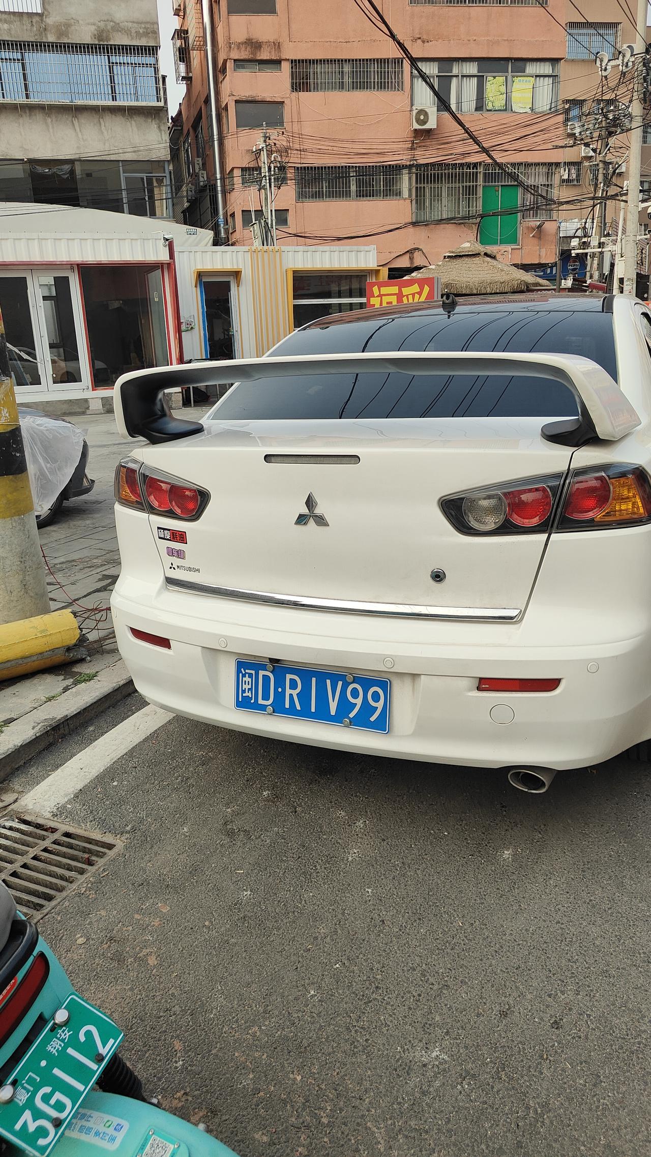 带尾翼的三菱汽车
我真的第一次看到