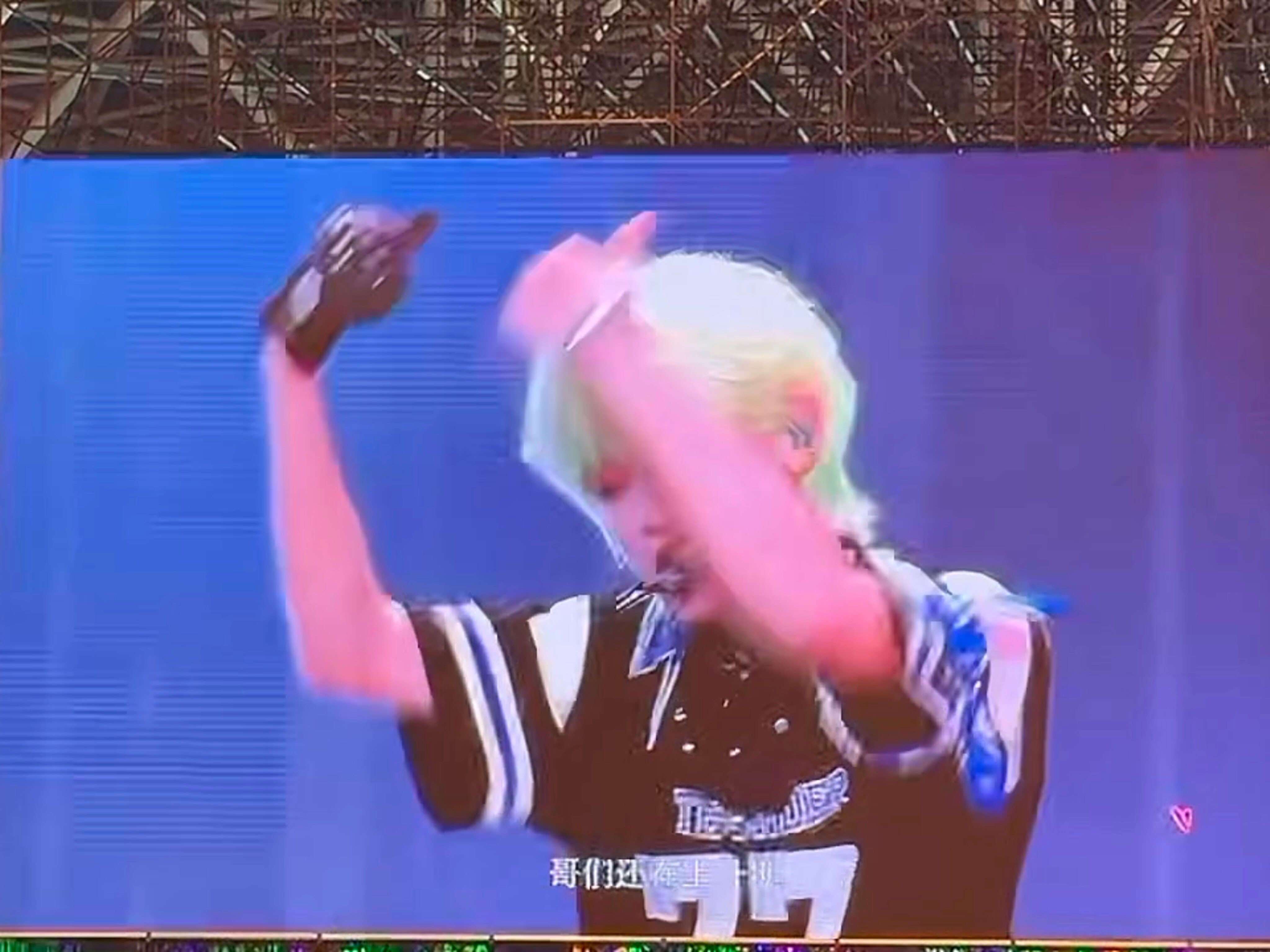 哥们还在上升期张泽禹绿发 ​​​