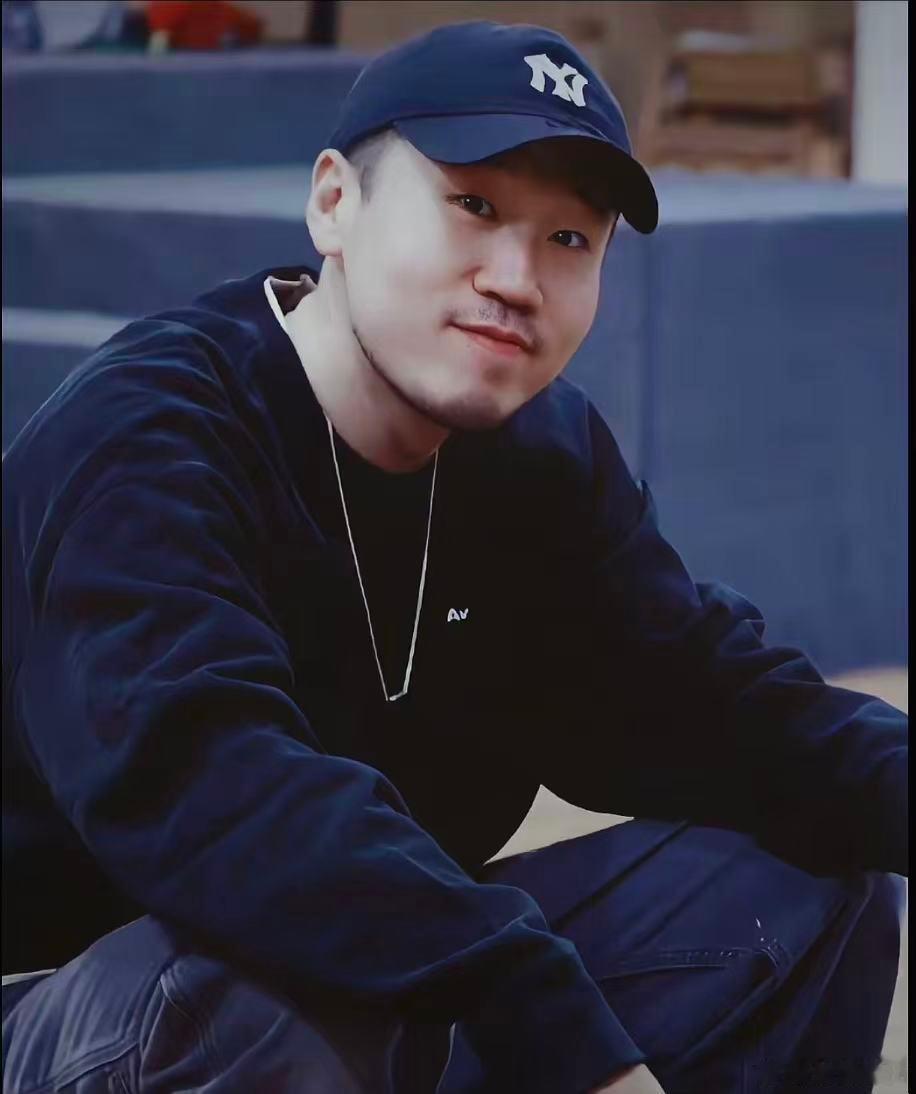 球赛季解说少不了德云社杨九郎的相声梗配上王一珩的少年视角，这种反差组合直接狠狠戳
