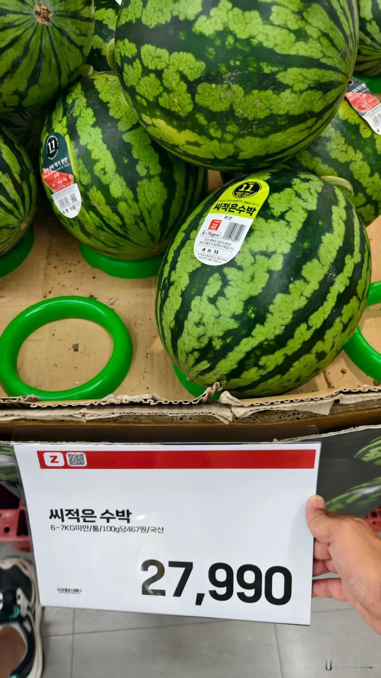 首尔某乐天超市的价格，这是6-7KG的一颗西瓜，假设7KG。1人民币=193韩元