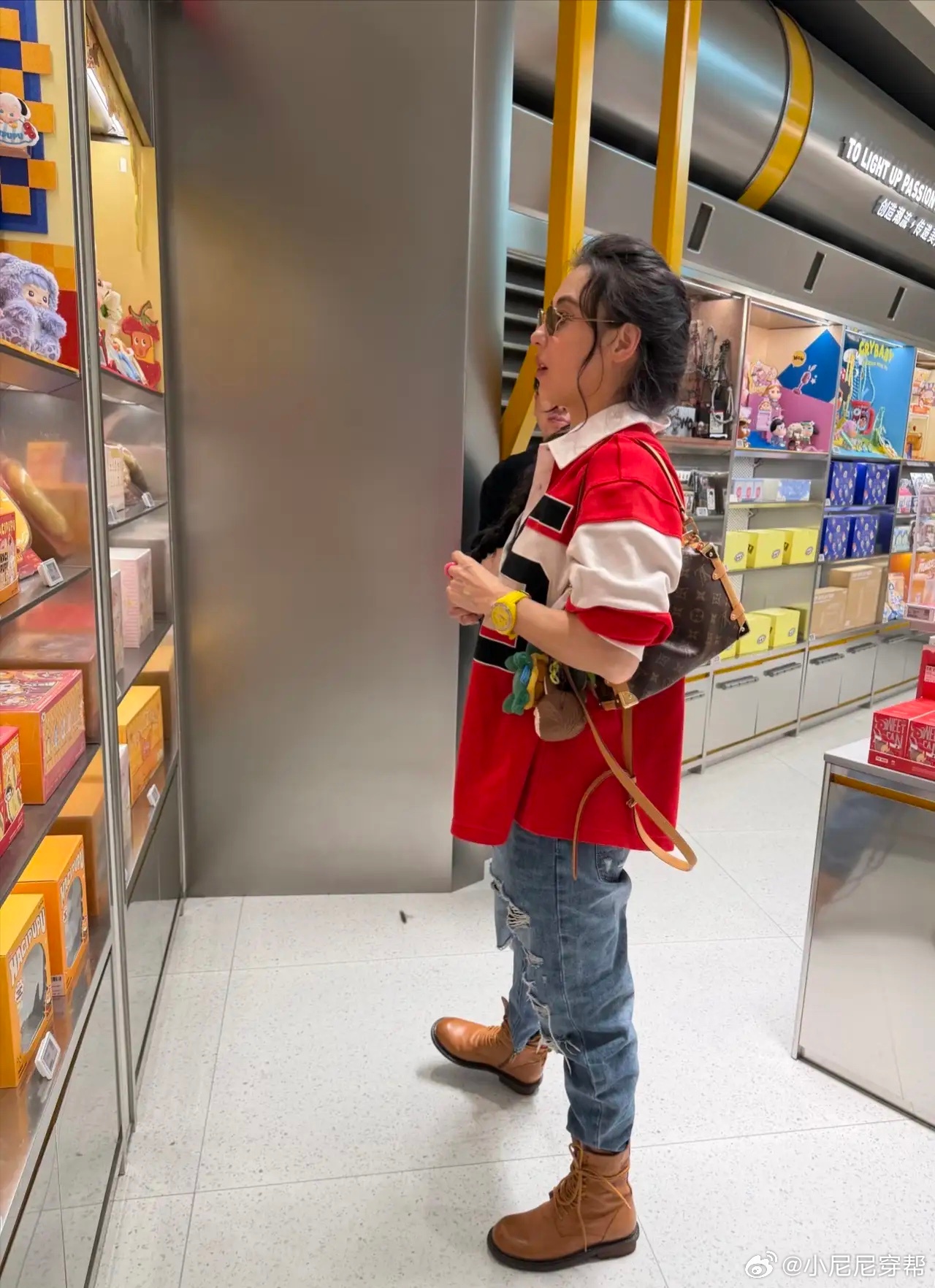 张柏芝在海南三亚逛商场被偶遇，她当天的打扮好时尚，扎着麻花辫，背着LV包包，贵气