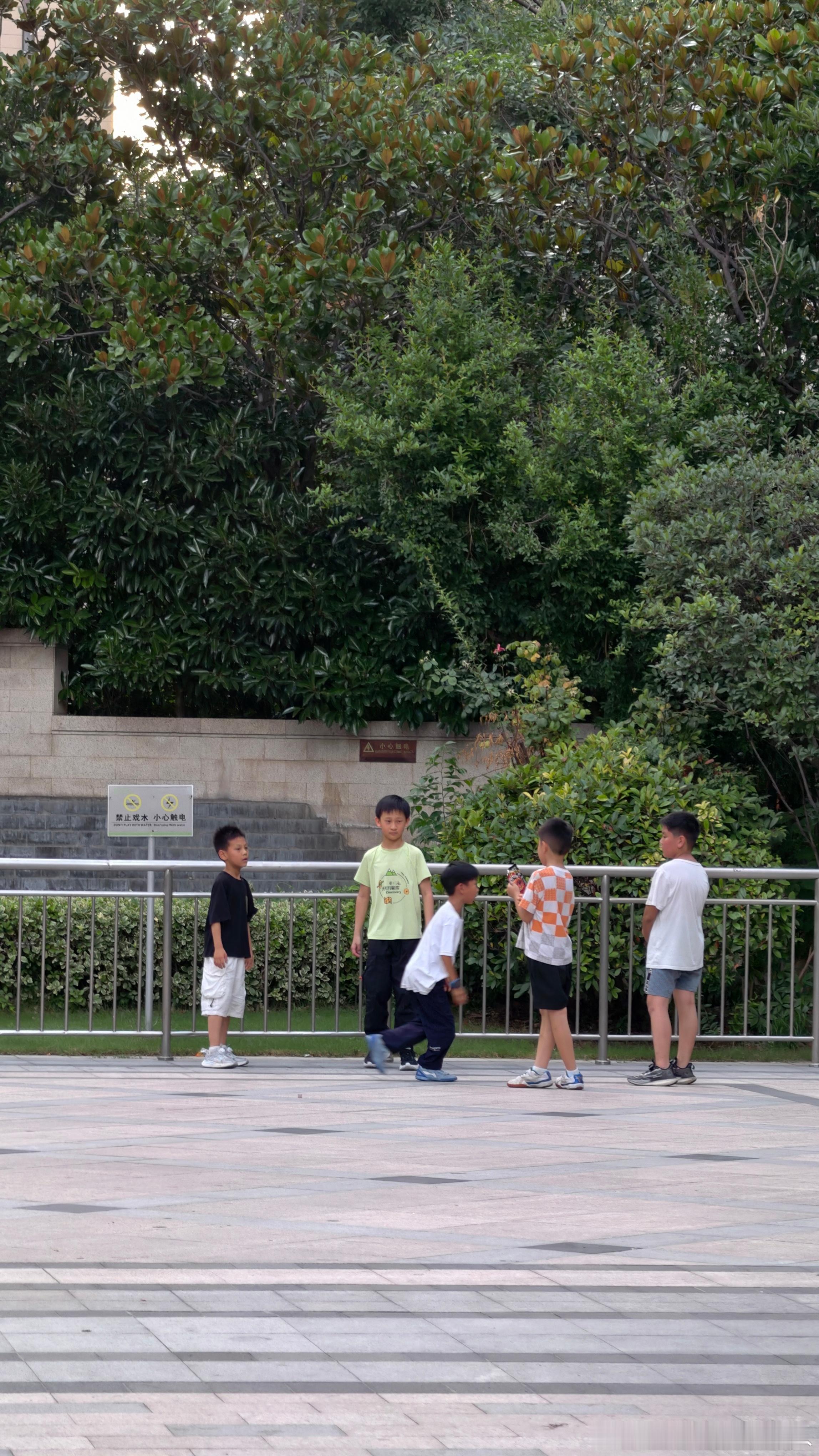 现在的小孩哥们太有戏了小区内的一群小朋友们在楼下偶然碰到，便一起踢球。其中，白色