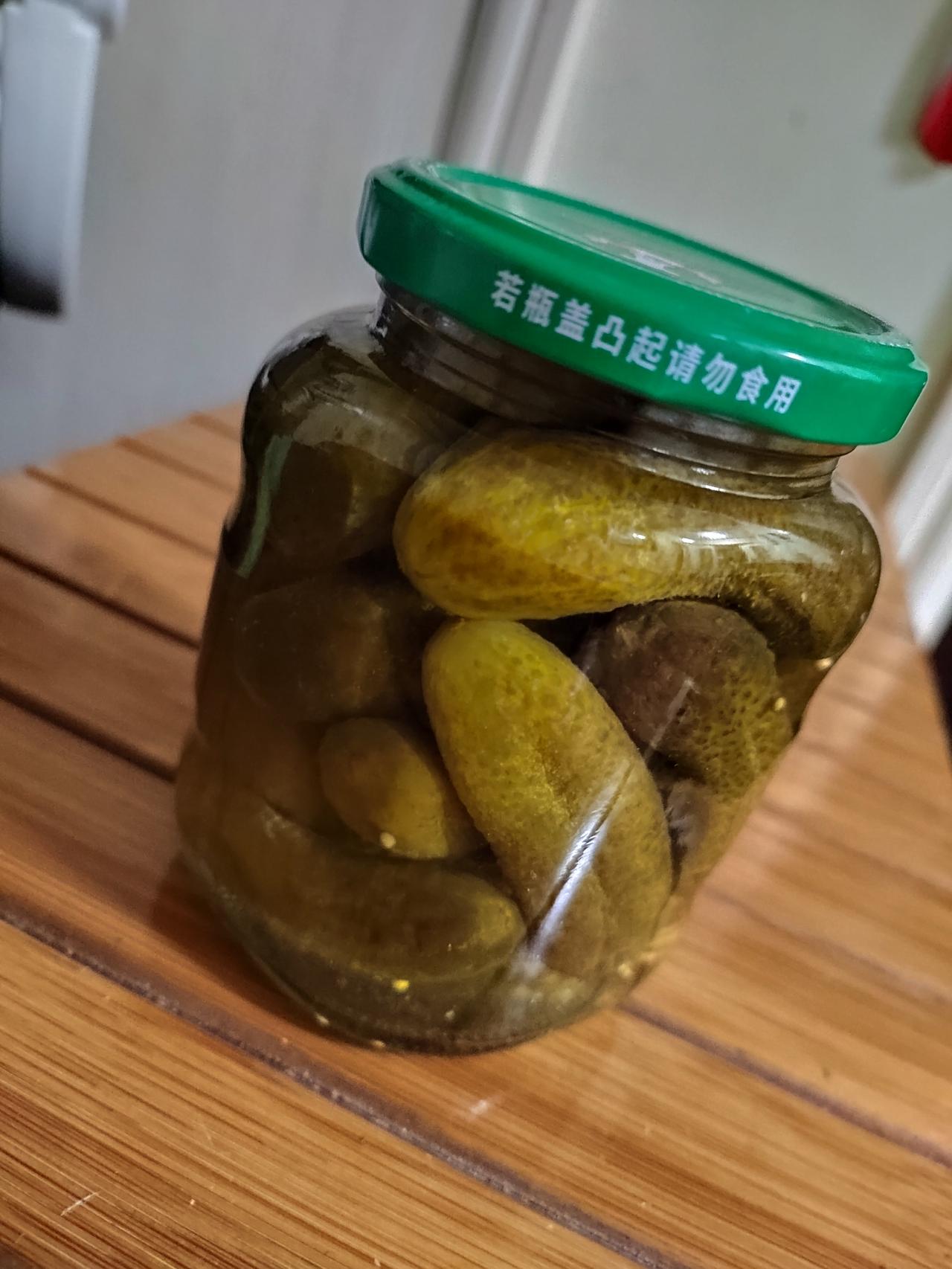 酸黄瓜其实很好吃，非常开胃，解油腻，还促进消化。

俄式酸黄瓜，是当地人离不开的