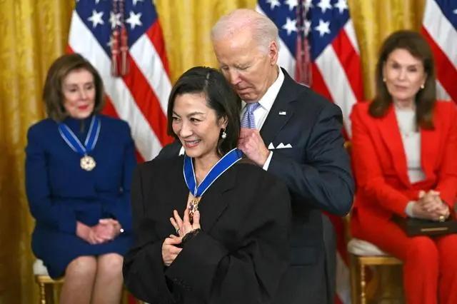 杨紫琼获美国“总统自由勋章”。
5月3日，美国总统拜登在白宫向奥斯卡奖得主杨紫琼