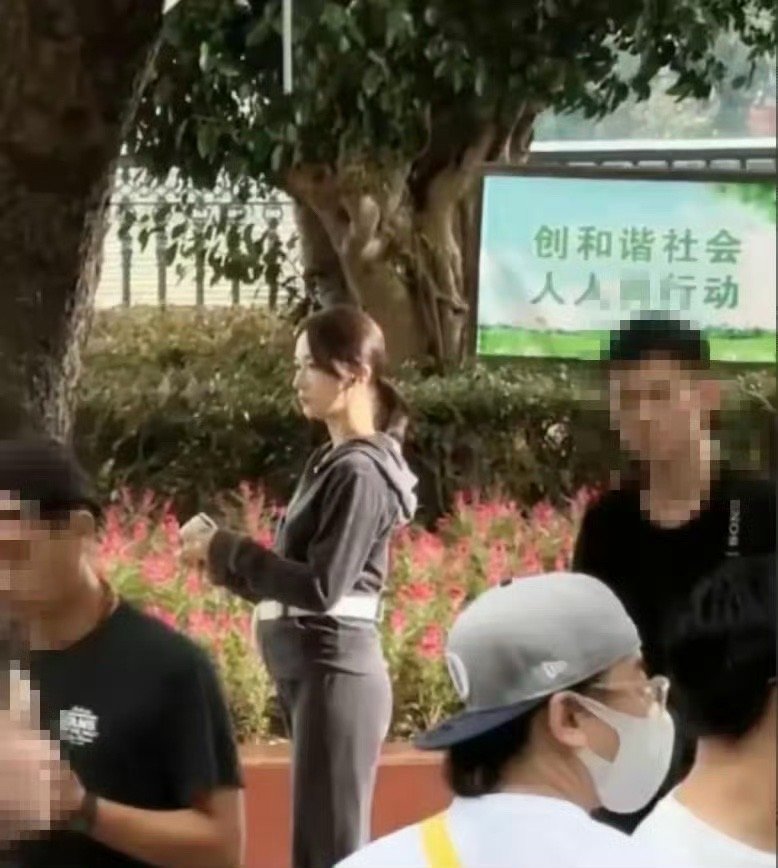 吴谨言的大肚照太瘦了！为了3月份复出只胖肚子，真的是自律又拼的璎珞  
