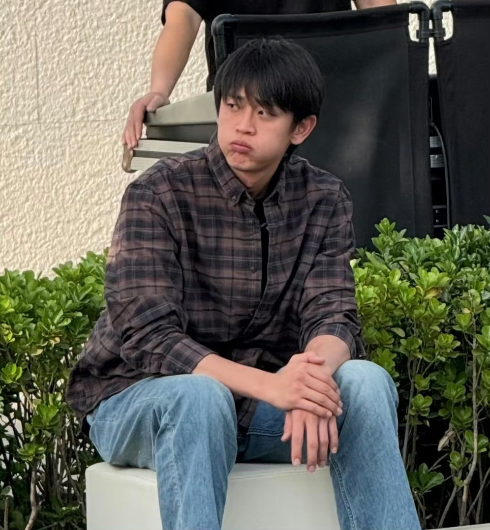 王天辰参加好友婚礼哭了 王天辰低调出席好友婚礼，被新人的幸福狠狠打动落泪。 