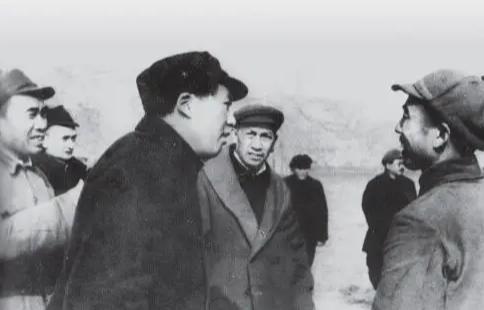 有一次，毛主席请王震来看他。当时他身上带着枪，所以警卫不让他见主席。毛主席看到这