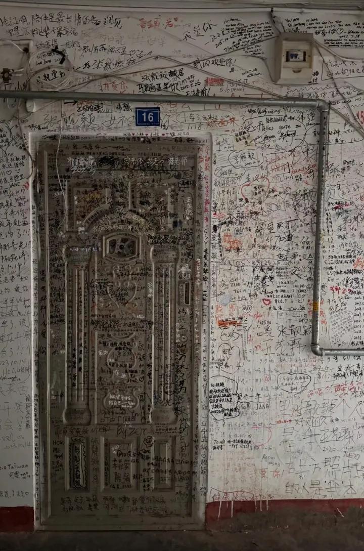 第一次这么近距离的感受什么叫狂热，张靓颖的旧居被粉丝们打卡，从门到整个楼道的墙面