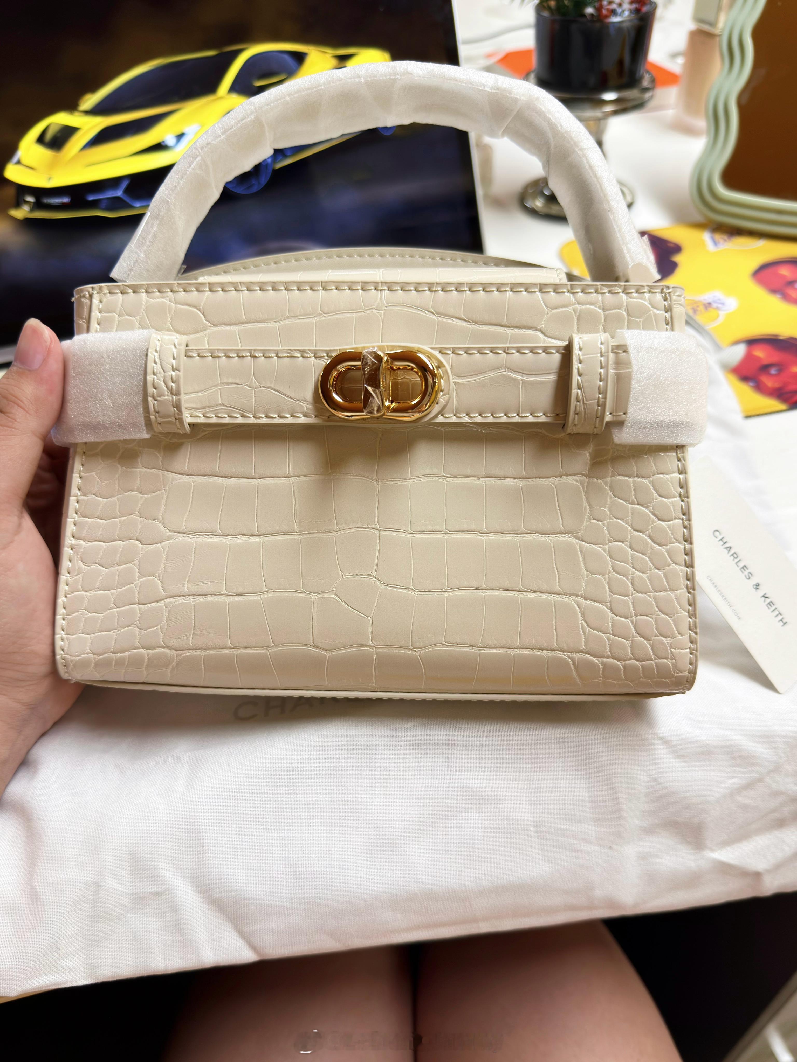 今天是我的口红一周岁生日，买个小包包👝奖励一下😆 