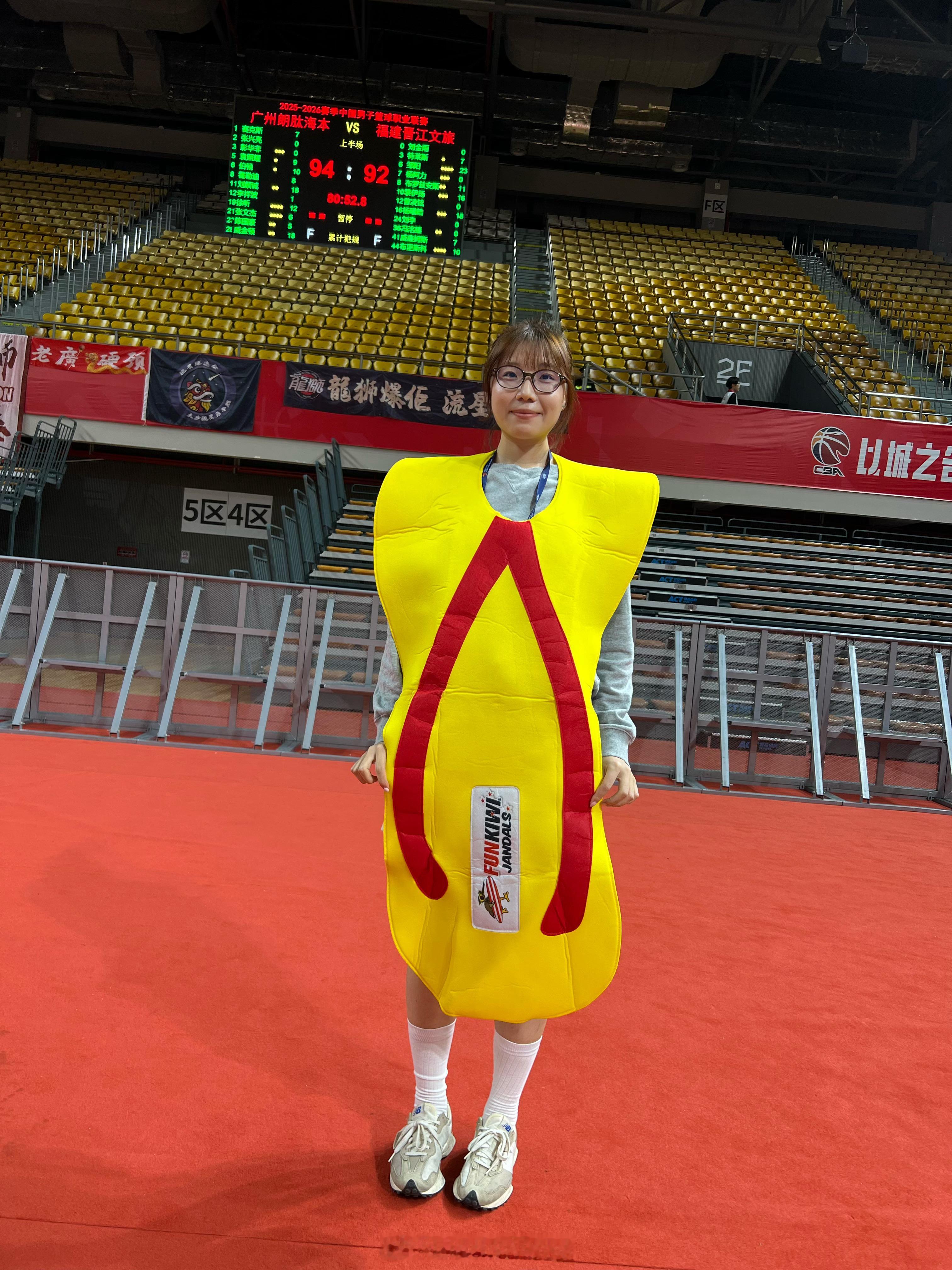 今天是龙狮“拖鞋日”🩴拖鞋和一大串钥匙是广东人的标配？那按我手上这串的标准 我