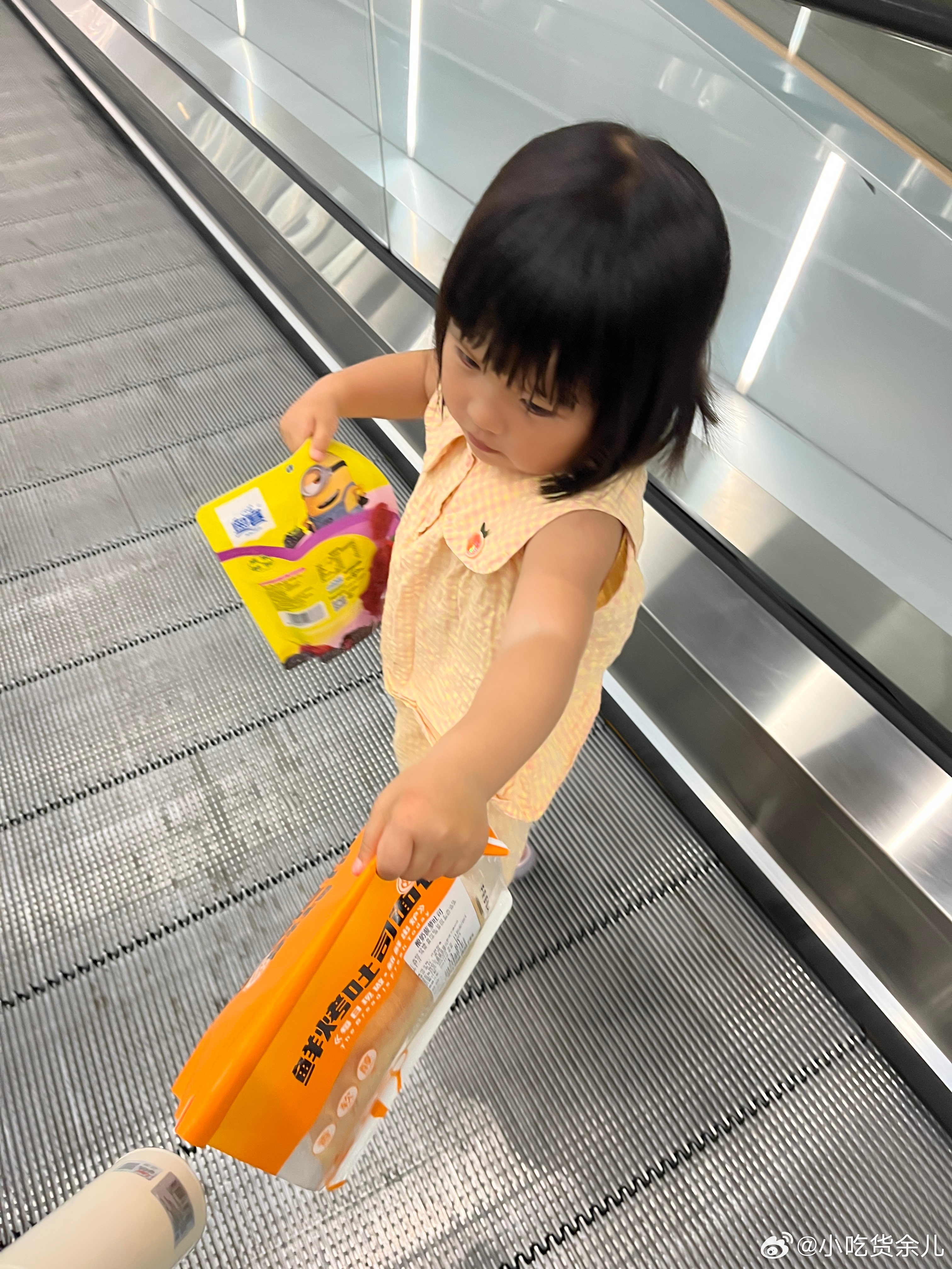 开完家长会了，近视没有戴眼镜，我都看不清。学校有蛋挞，我忘记给她拿，看到别的同学