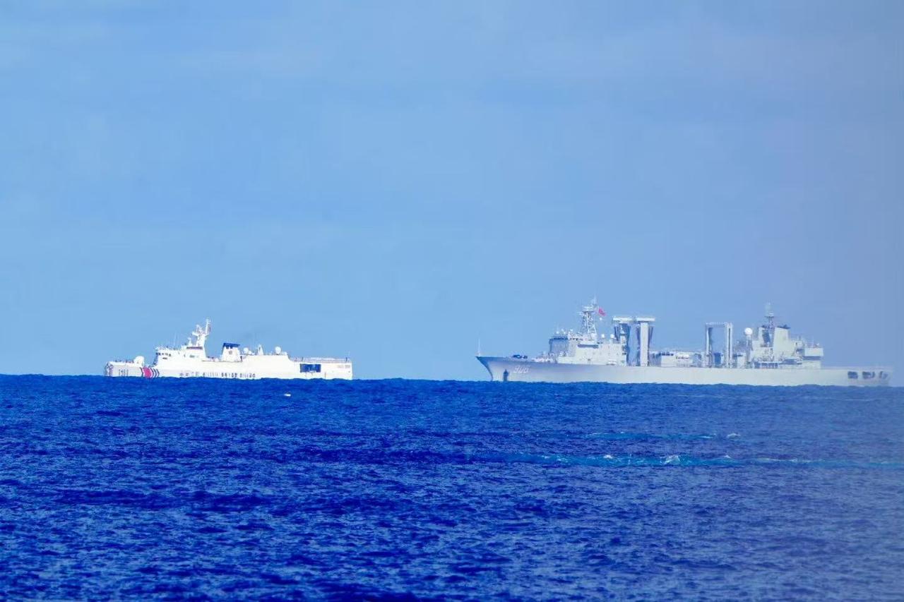 906“洪泽湖”综合补给舰抵达3104舰附近作保障，收拾收拾准备回家了。注意31