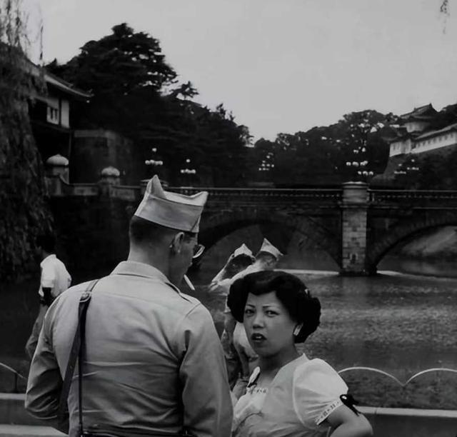 1952年，一名南朝鲜女子给两名美军做完服务后，当着老公的面热情地送大兵们离开，