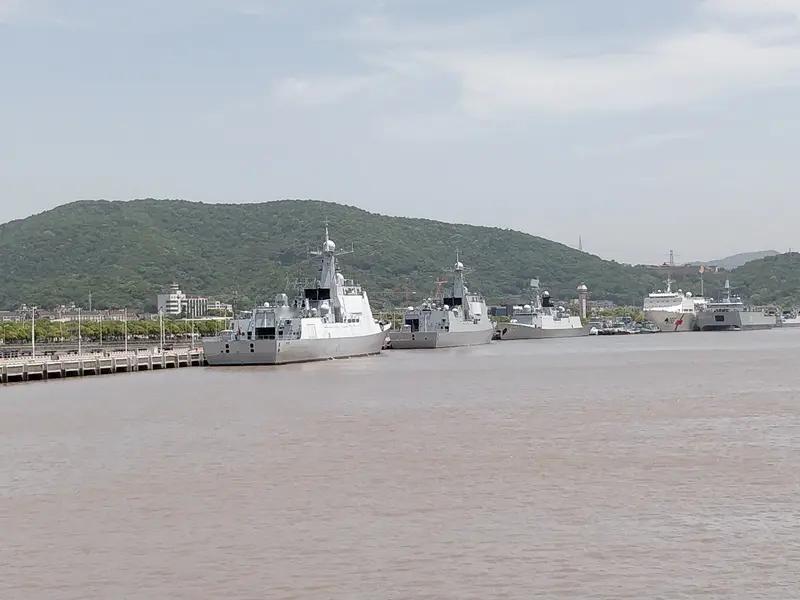 日本防卫省：中国两艘军舰穿越横当水道
据日本防卫省统合幕僚监部2026年4月通报