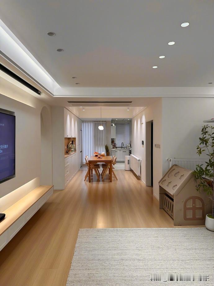 “挣钱”与“赚钱”，一字之差，境界却完全不同。“挣”钱靠双手，“赚”钱靠资本。