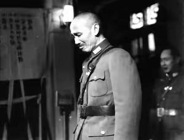 常凯申:[泪]我、我、我怎么就是干不过毛泽东呢… ​​​