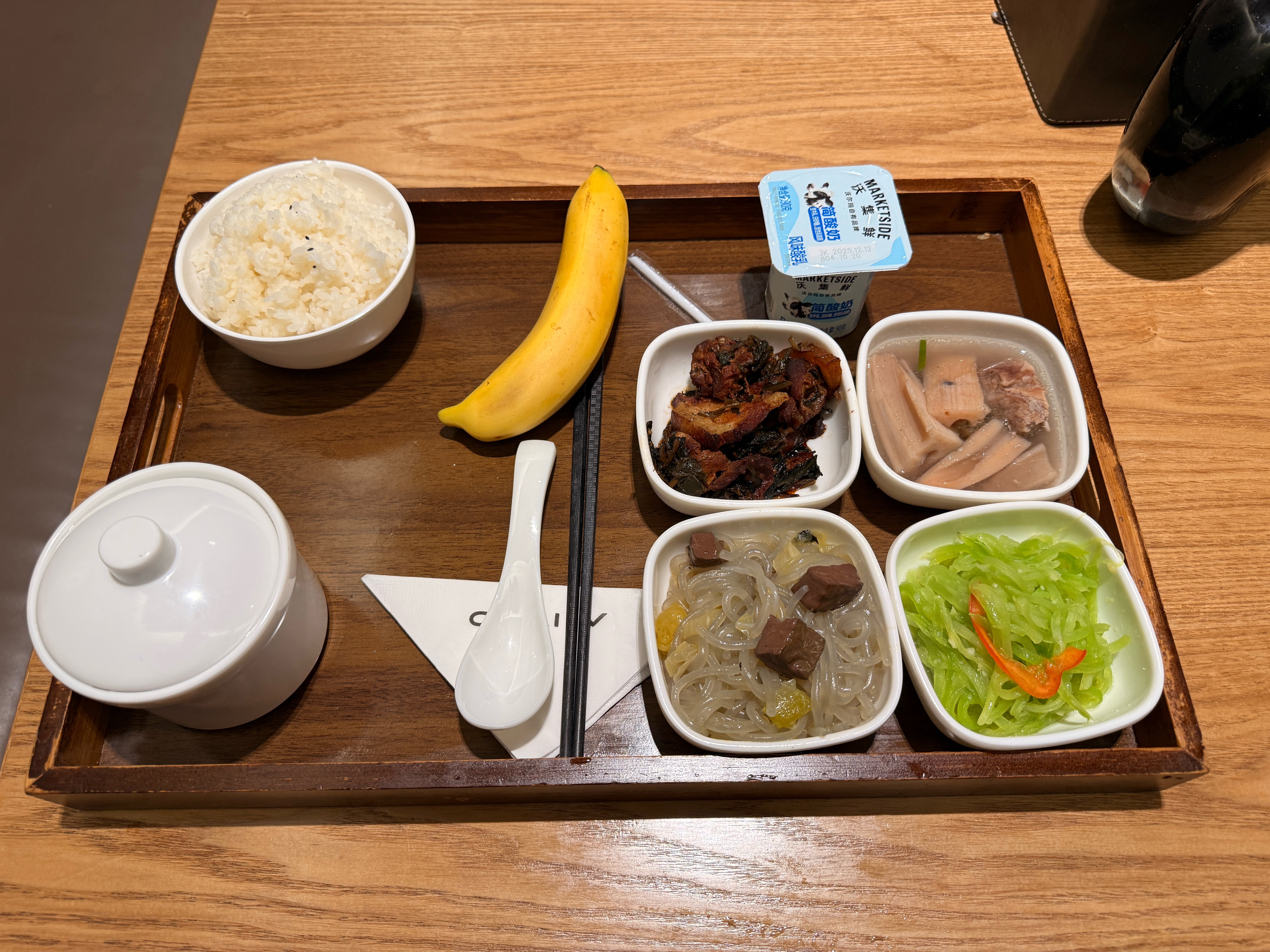 今天来鸿蒙智行保养问了下工作人员大饭店服务目前还有暂时没接到通知