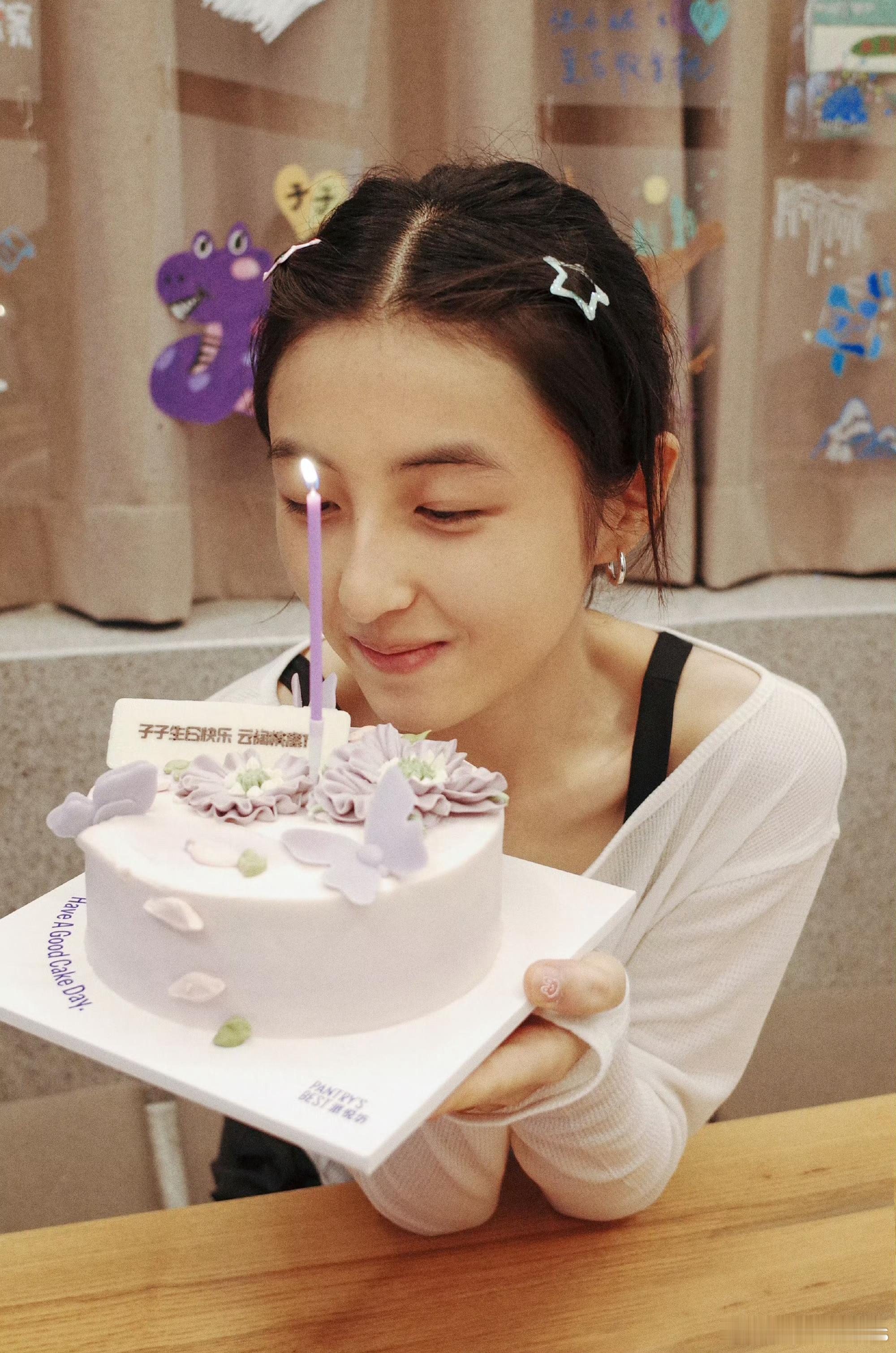 今天是被爱包围着的子枫妹妹🍰背后的照片墙好用心，和粉丝双向奔赴了 ​​​
