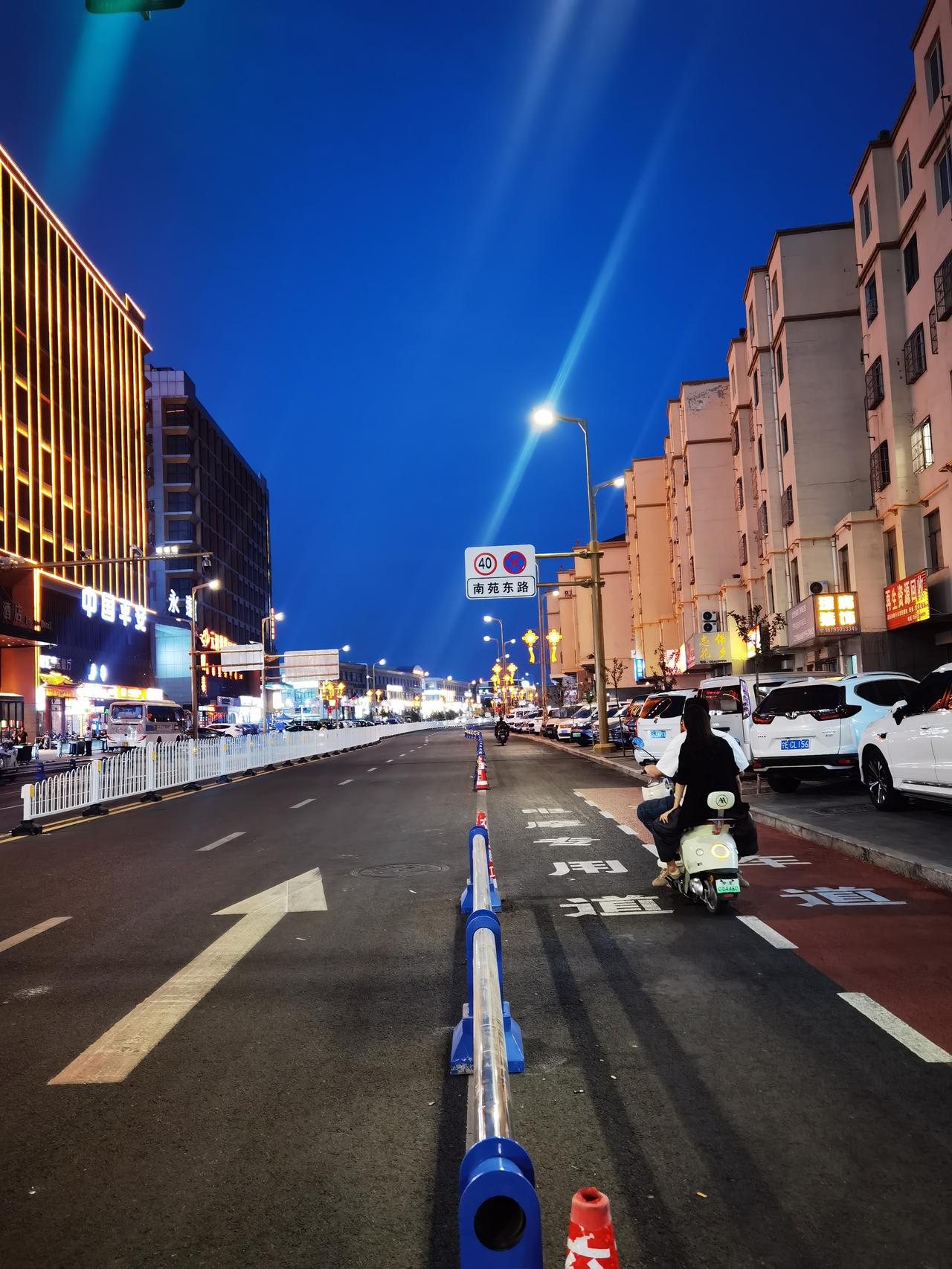 城市很熟悉
夜色却陌生
久不看夜空
夜空如此美
深蓝是背景
高楼两边立
路上行人