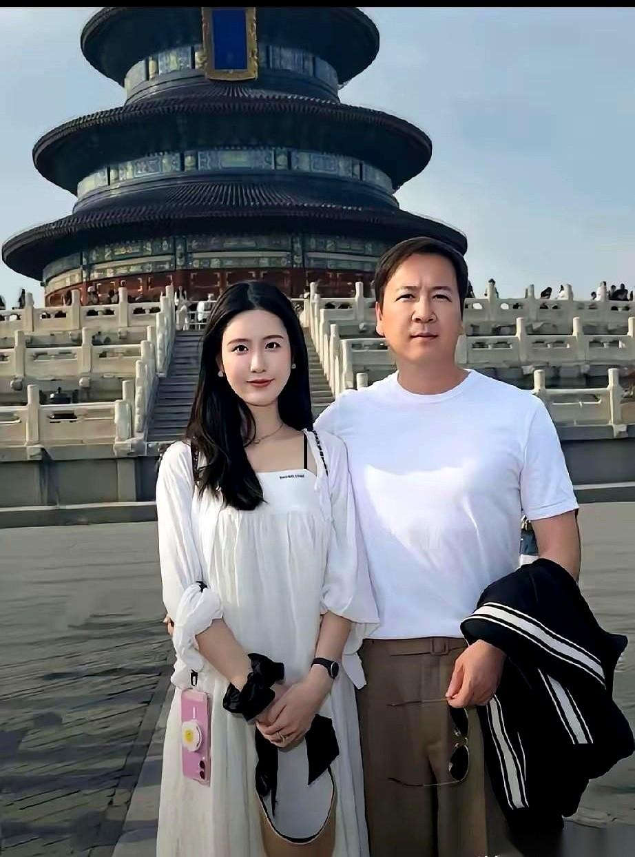 网上最近传出一张合照，镜头中心是个54岁的男人。
别急着划走，这张照片最反常的地