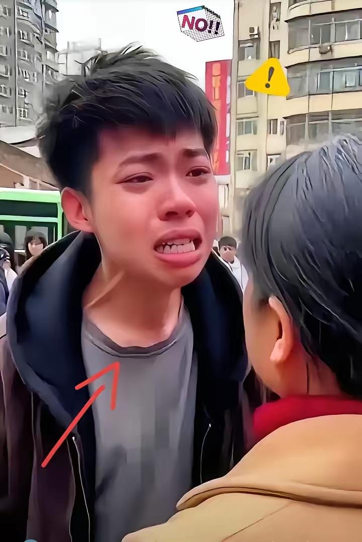 小区楼下的母子争执，

撕开的何止是普通男生的婚恋伤疤，更是两代人对婚姻的认知鸿