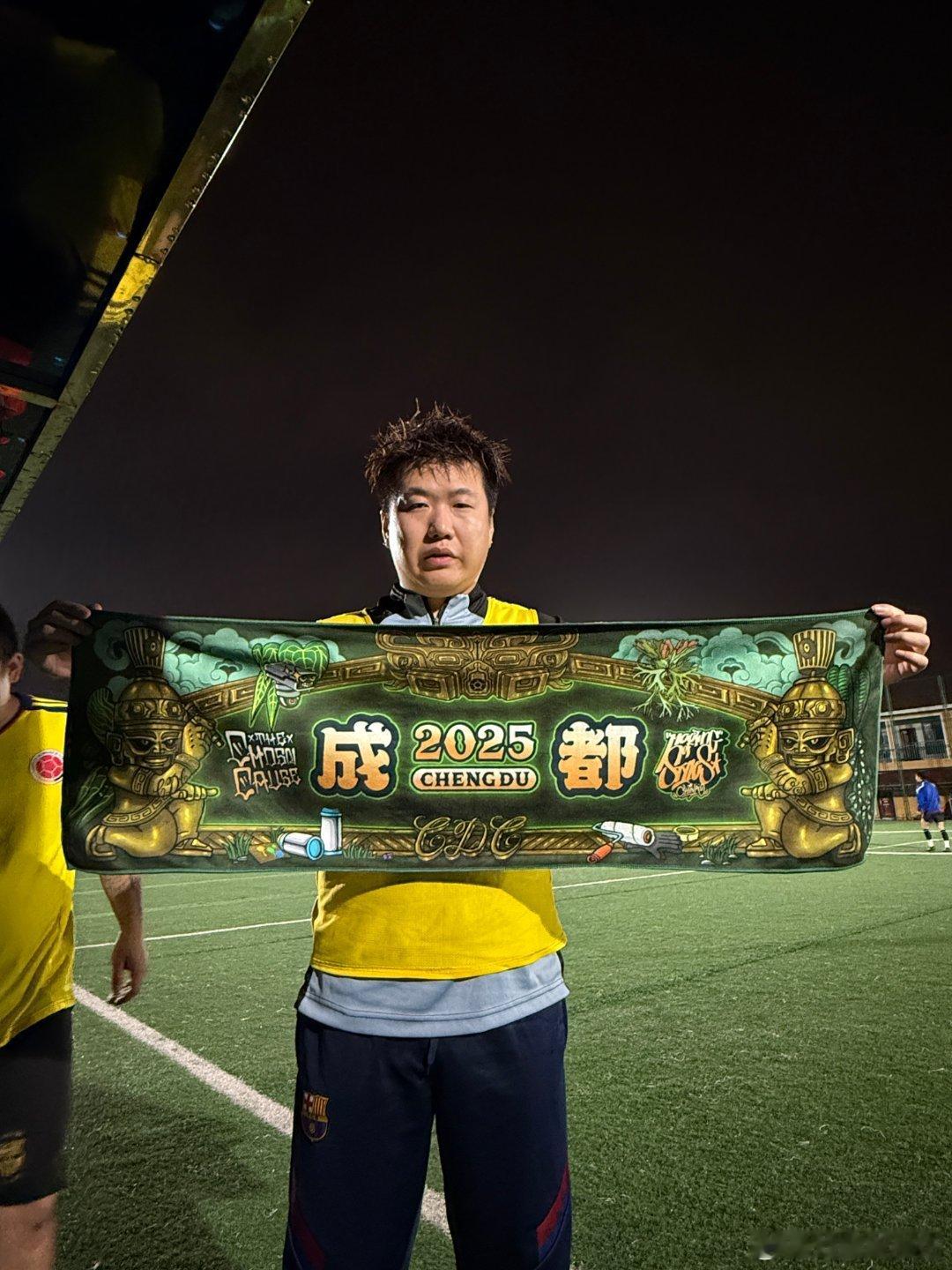 我打算做一系列城市周边了并且我觉得在车上弄成涂装也很帅这次是我朋友设计的成都三星