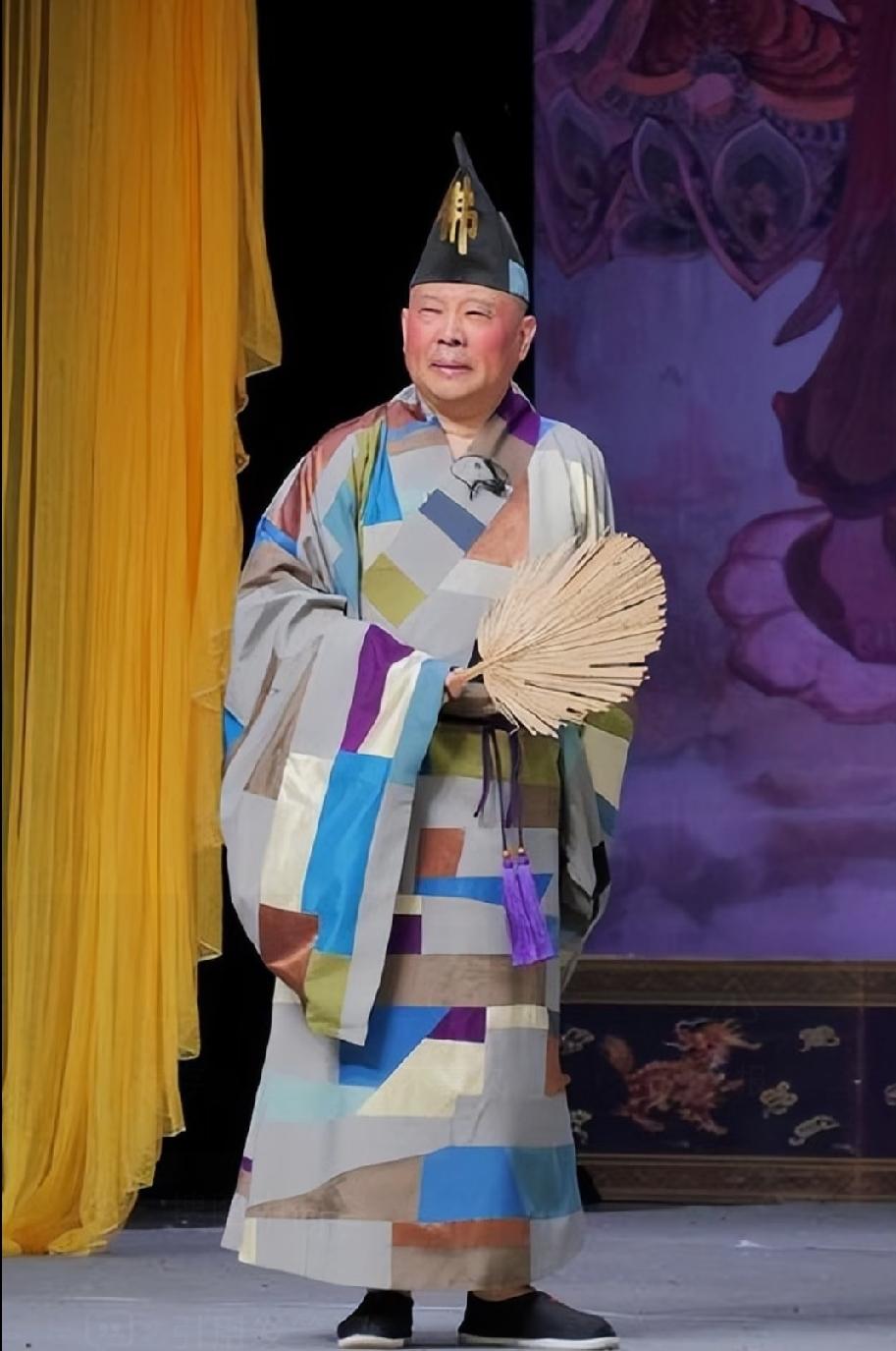 明眼人都看得出来，
郭德纲之所以会犯这种错，
原因很简单，不是因为他年紀大了，而