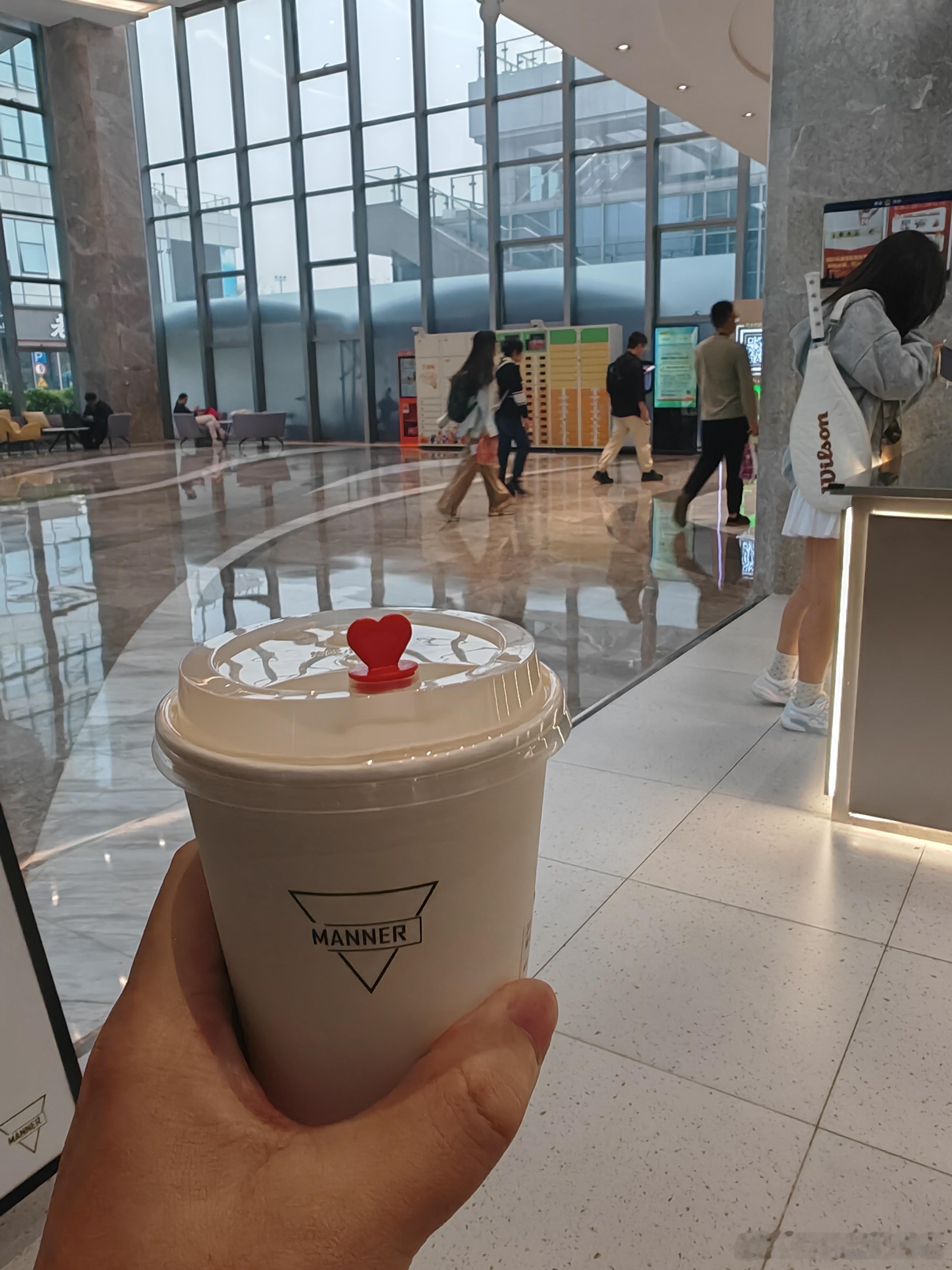 在阿里巴巴楼下喝了杯咖啡，这边白领的收入很高吧？