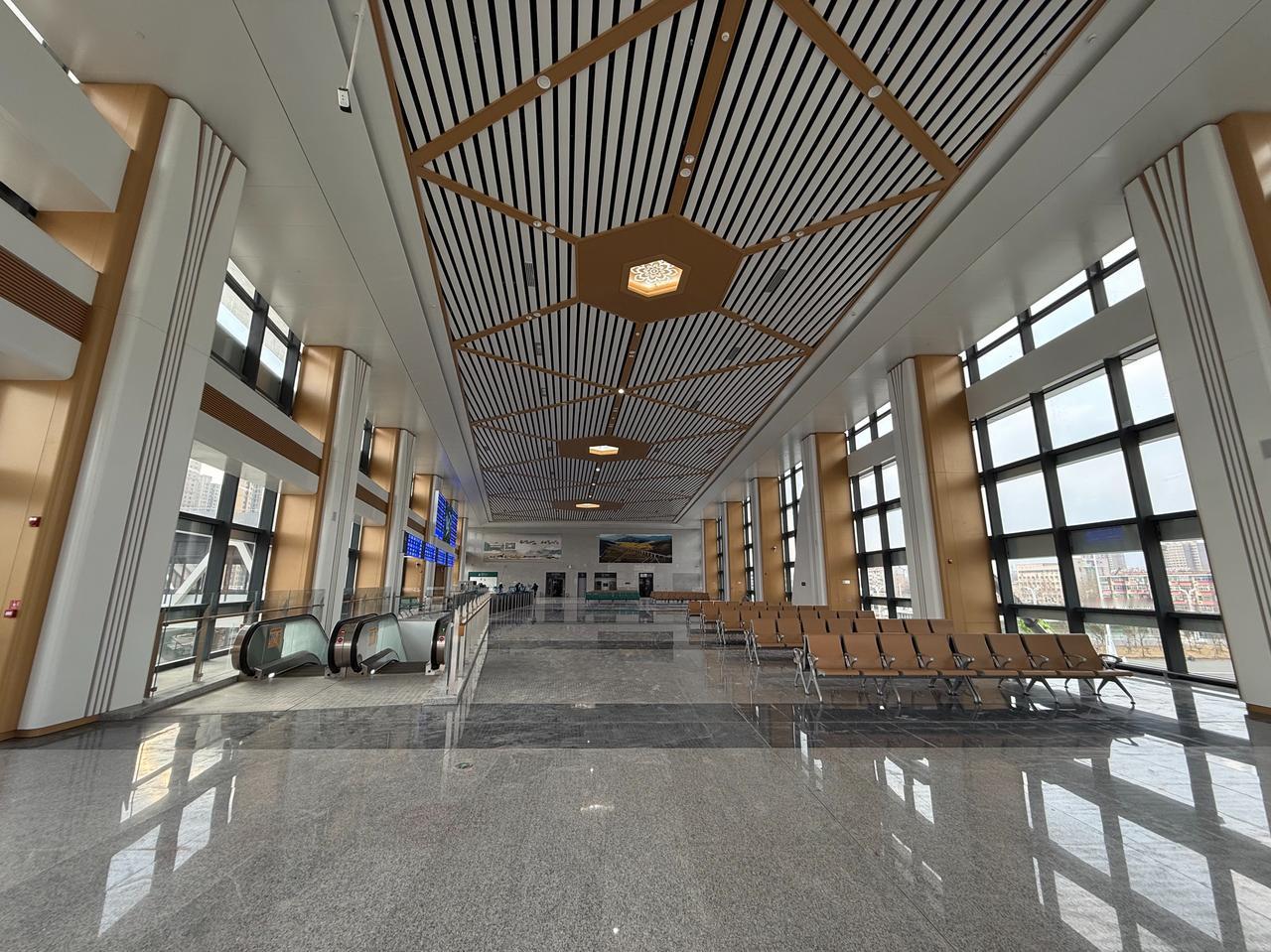 换新亮相！全新石家庄北站候车大厅室内吊顶设计别具一格，绘有月季图案，提取了石家庄