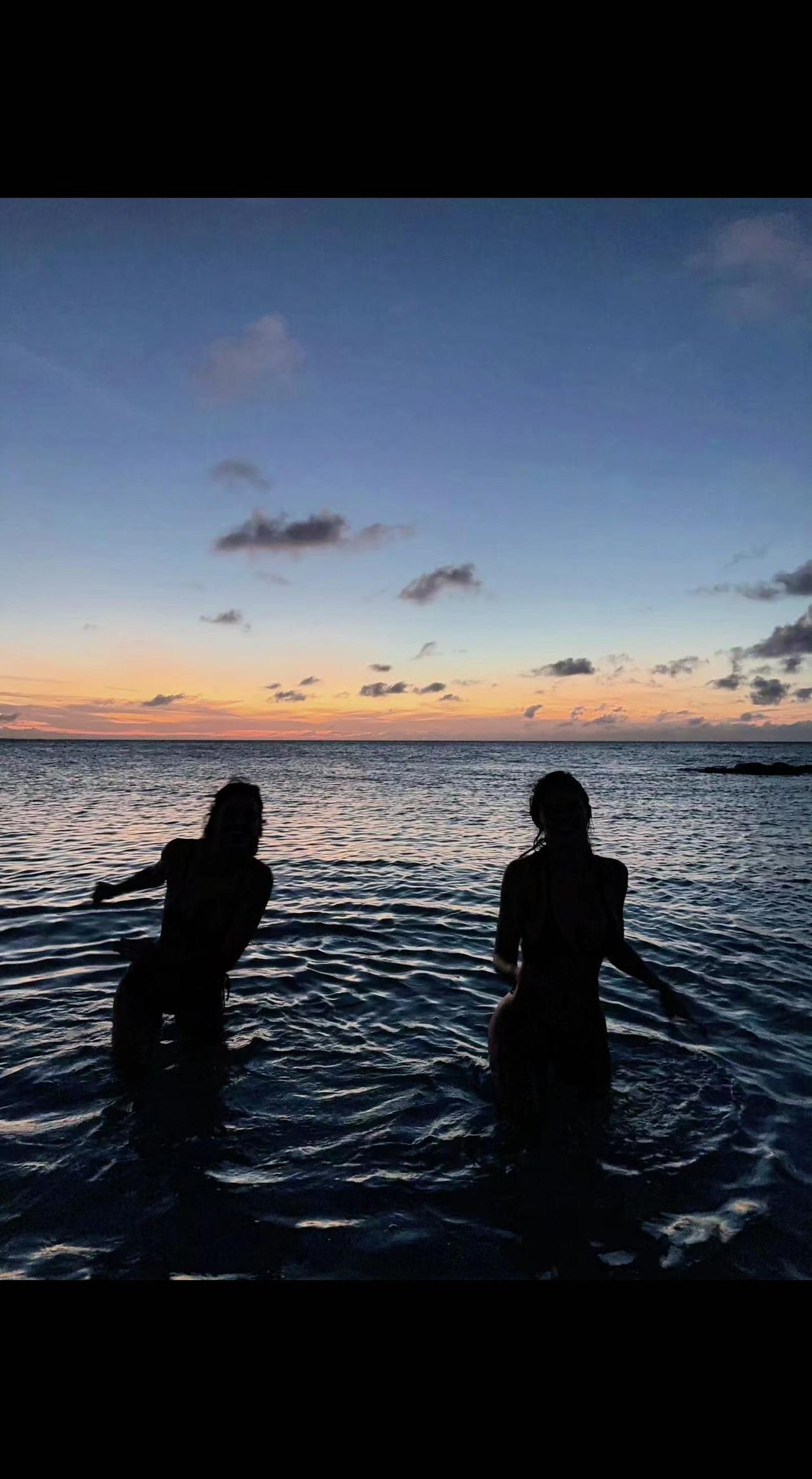 🌅海把天空染成橘子汽水色，我们是两尾跃入暮色的鱼🐠。浪花偷走脚印，却偷不走此