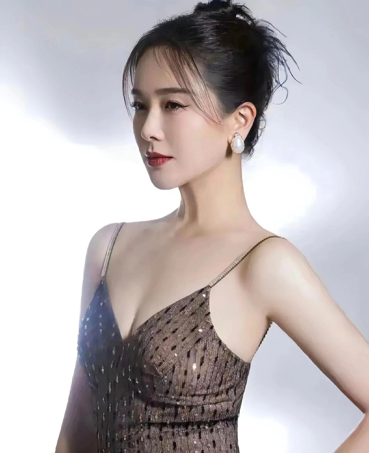 什么叫妩媚动人？看看48岁的左小青就懂了一条深色吊带亮片长裙，简简单单，却把贵气