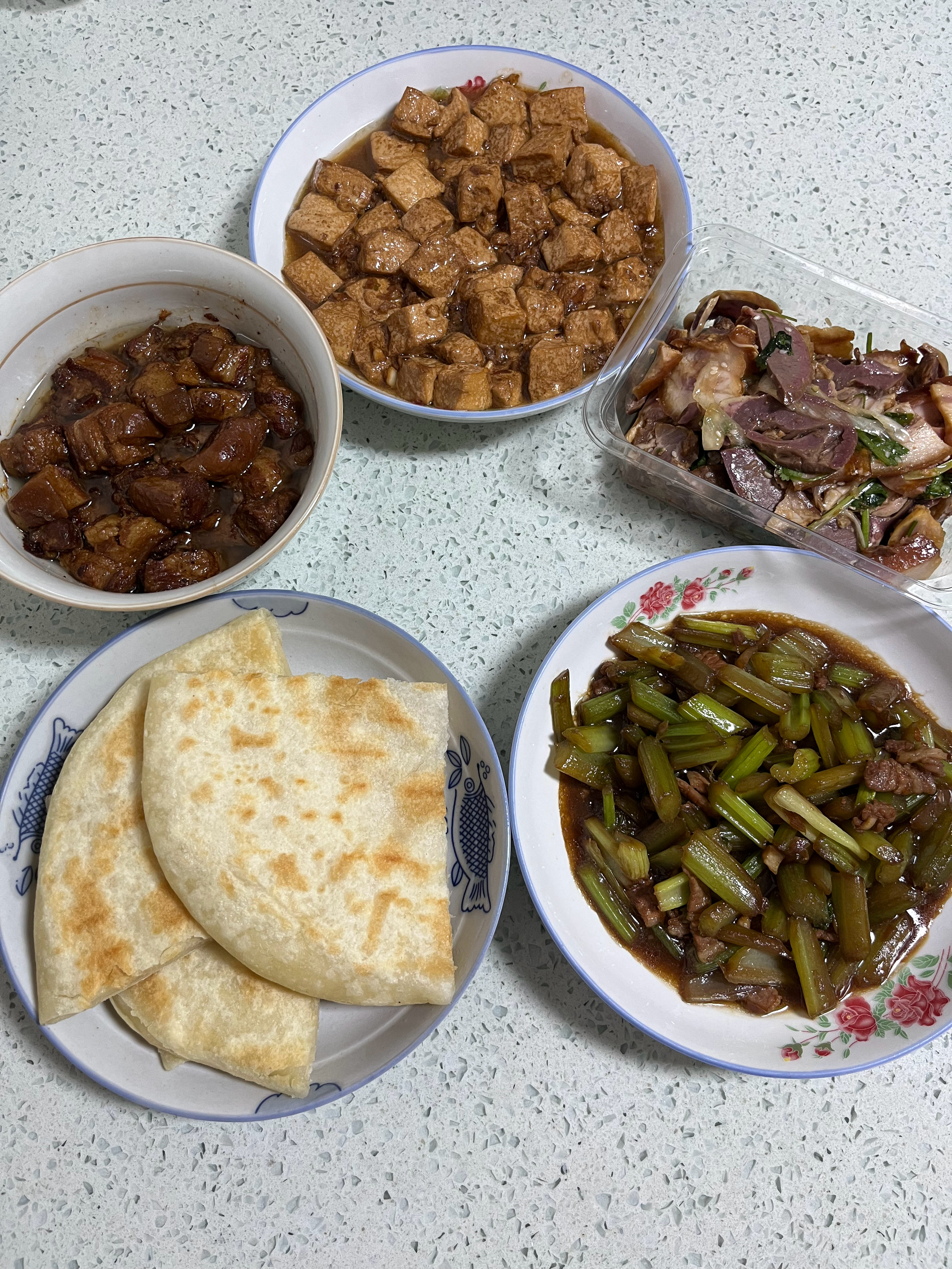 晚饭时间到～一边看老大直播一边做饭，啥也没耽误耶～ ​​​