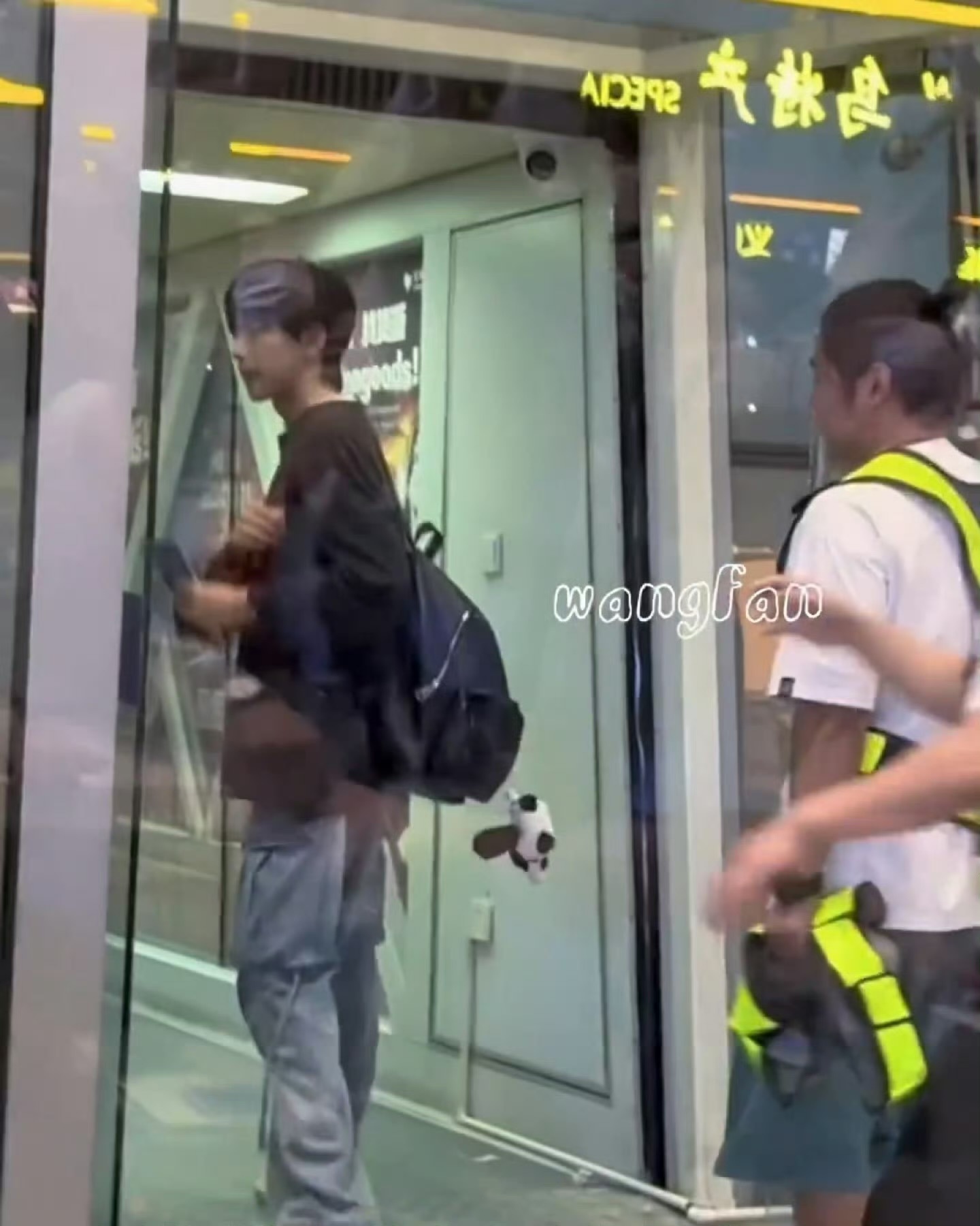 这个小铮铮挂着情侣挂件走得特别有嚼劲的样子真的好萌！🤏🏻 