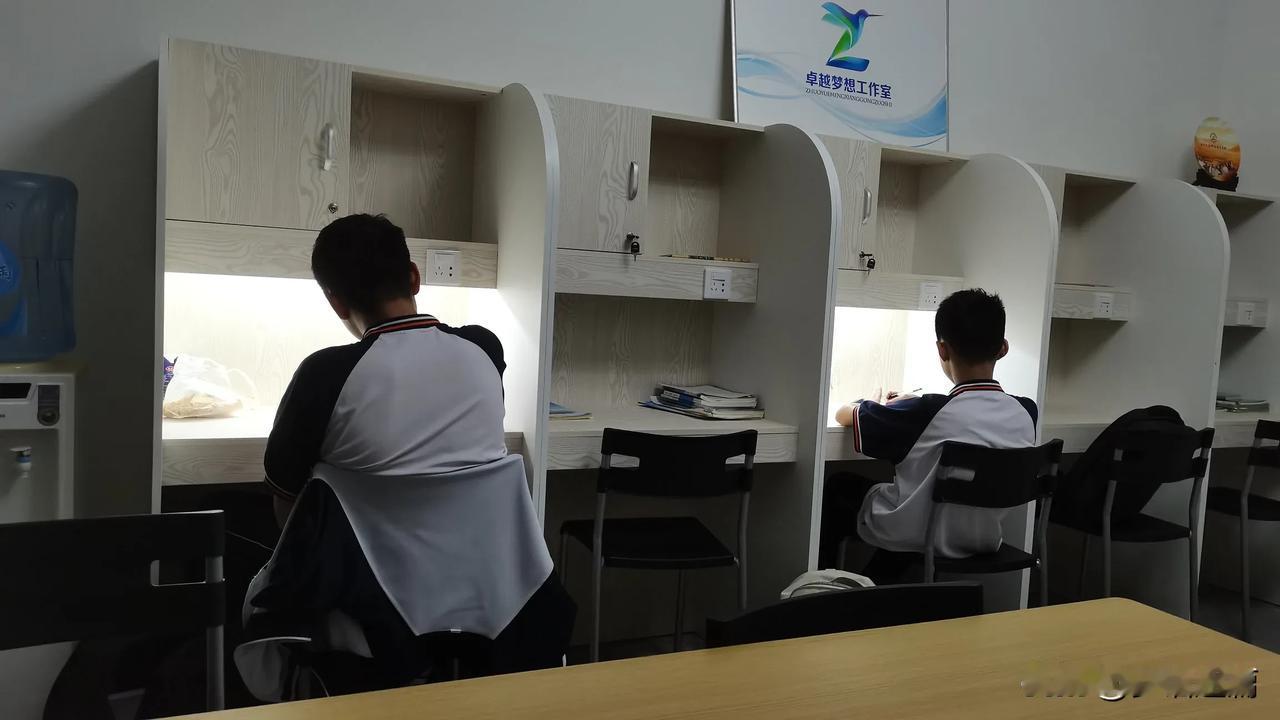 “飘风不终朝，暴雨不终日。”事事无常，狂风不会吹一个早晨，暴雨也不会下一整天。世