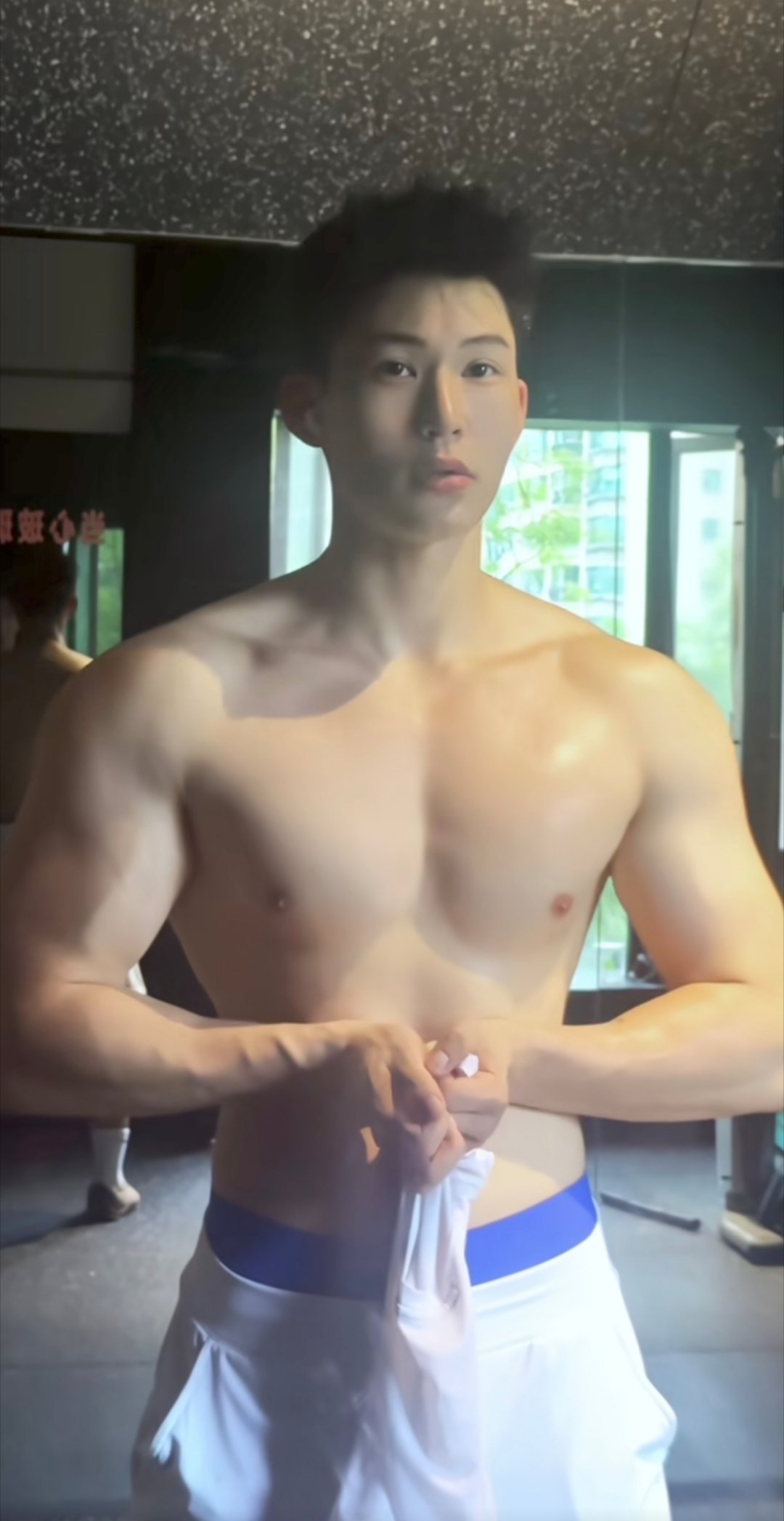 我靠！我靠靠！王乙醇长这么帅啊！！！平常就只看见他肌肉和打马赛克的脸了