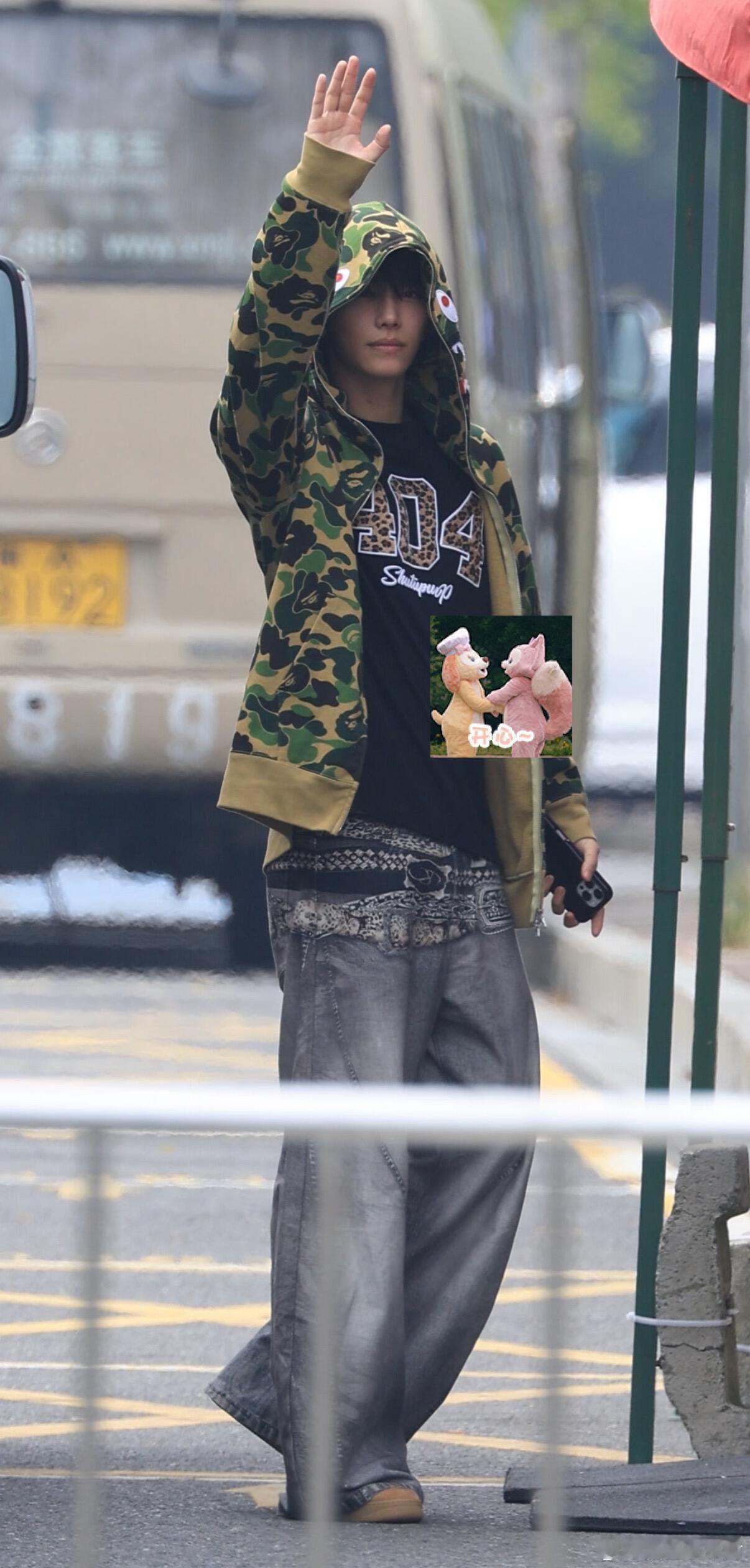 邵子恒王赫野张卓尔看起来不太聪明的样子 披哥上班路路透来了！邵子恒、王赫野、张卓