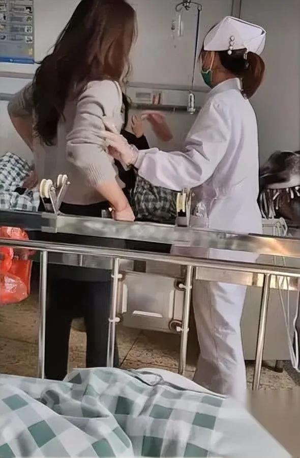 医院病房惊现二女互殴？

病床上男人竟是导火索！

江西一男子住院时，老婆和情人