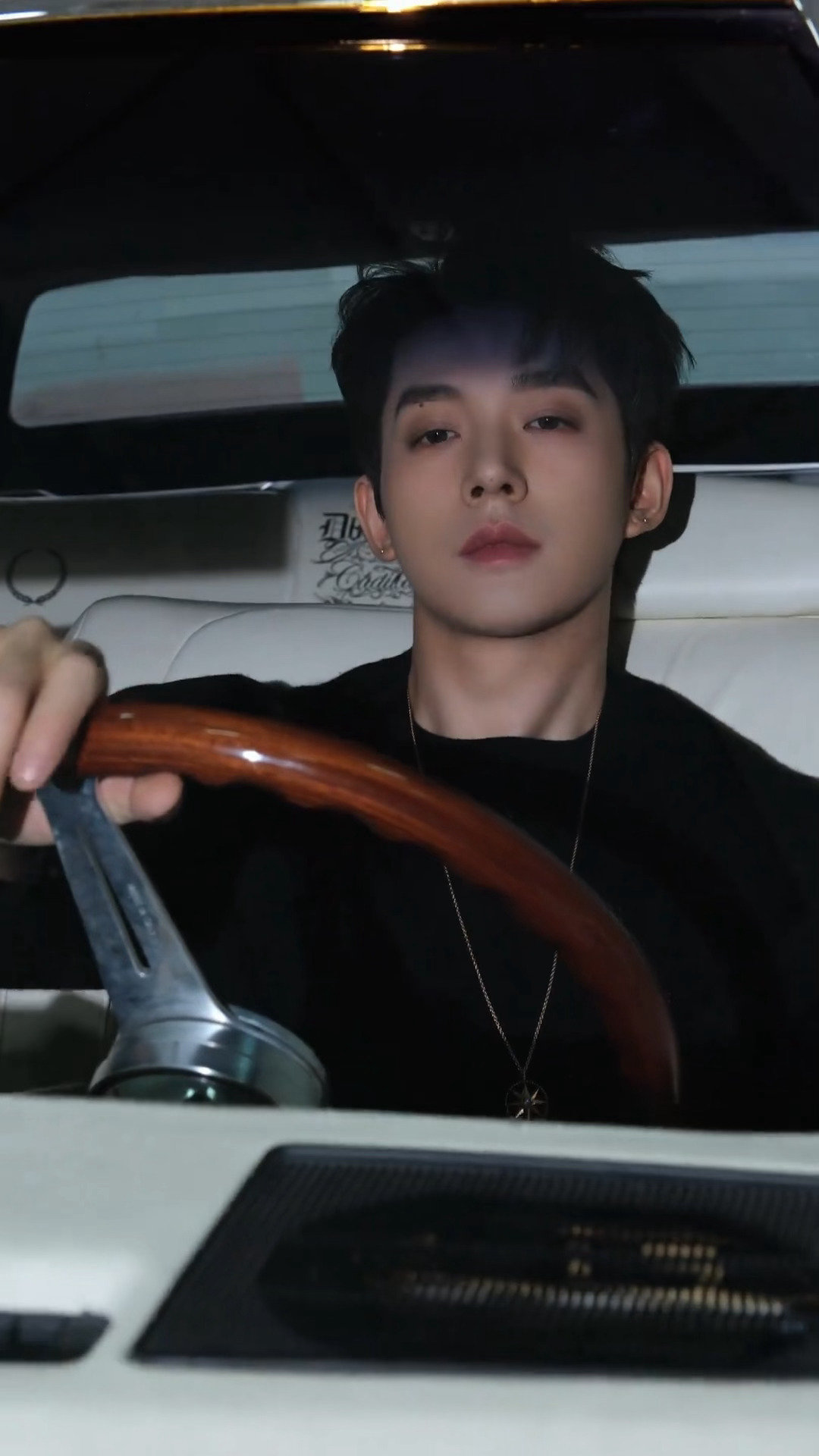 邓为载你一程 邓为迪奥车内大片 副驾已经人满为患了吧 谁懂手握方向盘往前那一下?