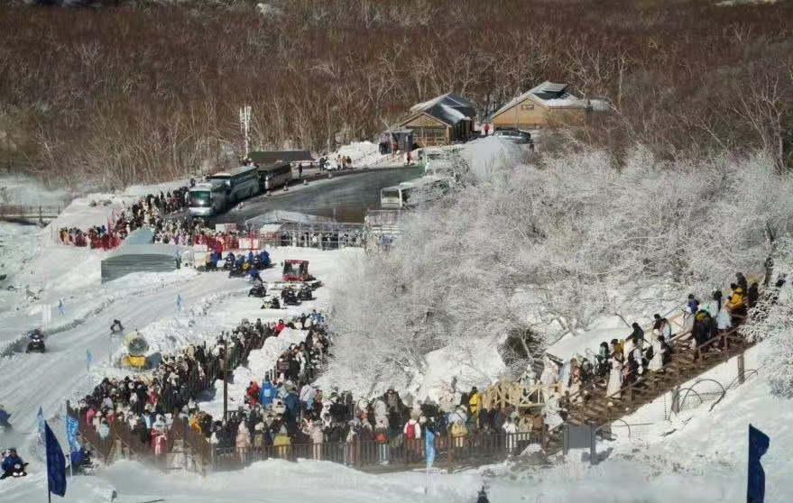 长白山景区惊现价值百万冰封皇冠 谁能拒绝长白山的冰封皇冠！游客挤爆打卡冰雪女王同