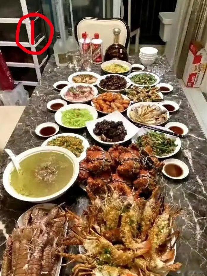 长桌和圆桌～～我觉得圆桌吃得舒服！ ​​​