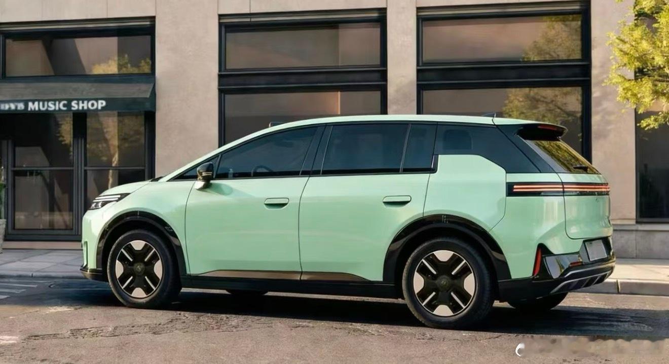 刚实测完一款豪华电动超跑新车，只想说它把“性能与实用”平衡到了极致！先说说它的数