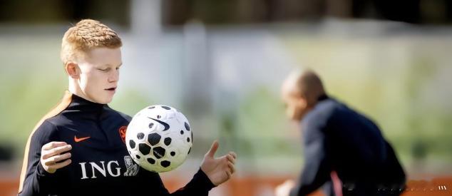 斯密特：如果巴萨邀请我谈判，我完全愿意并且正好有时间现年20岁的中场基斯数月来一