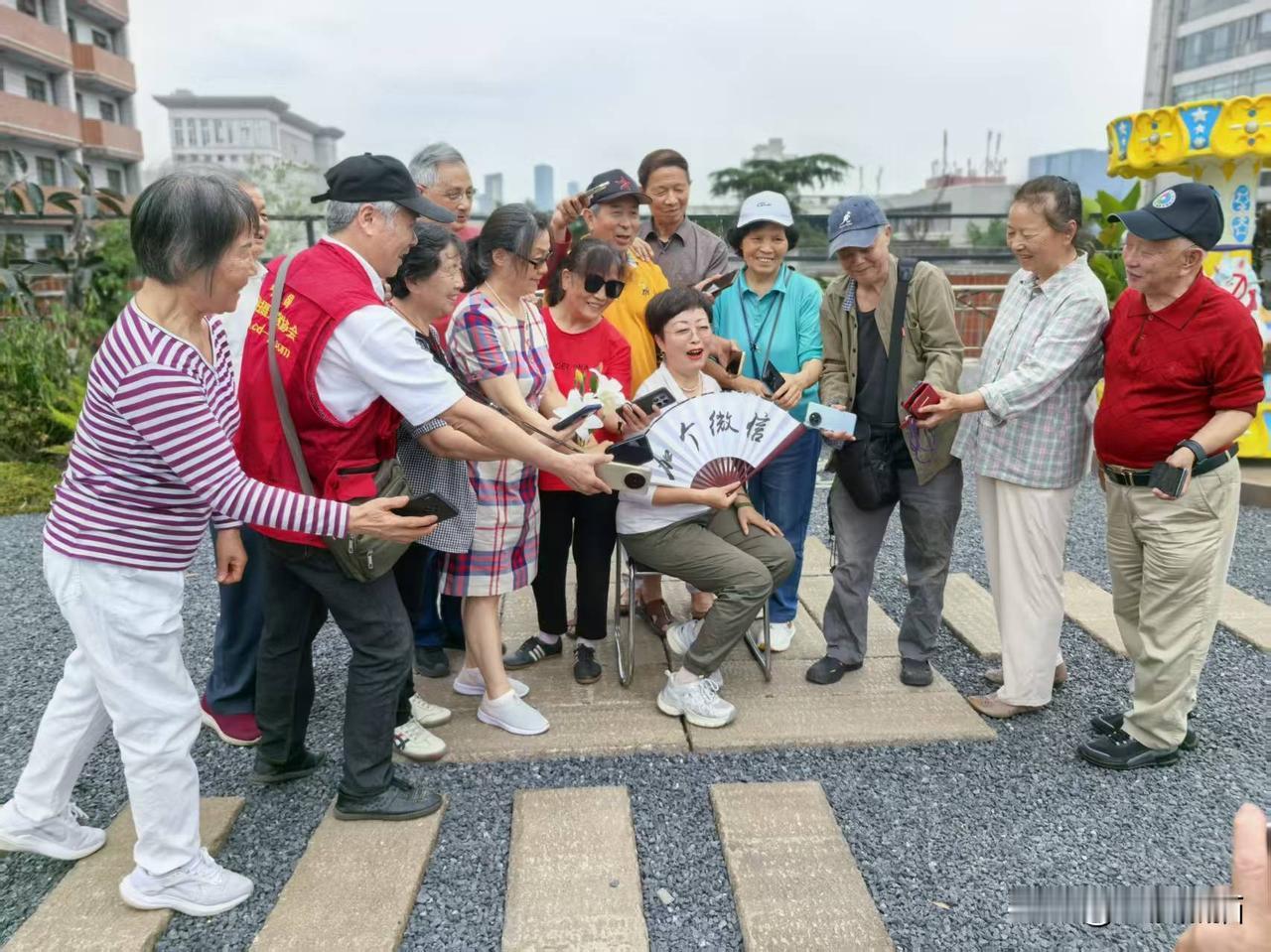 迪比特老协摄影班人像外拍学习。
成都老年人协会摄影专委会
拍摄原创：陈老师、张瞧