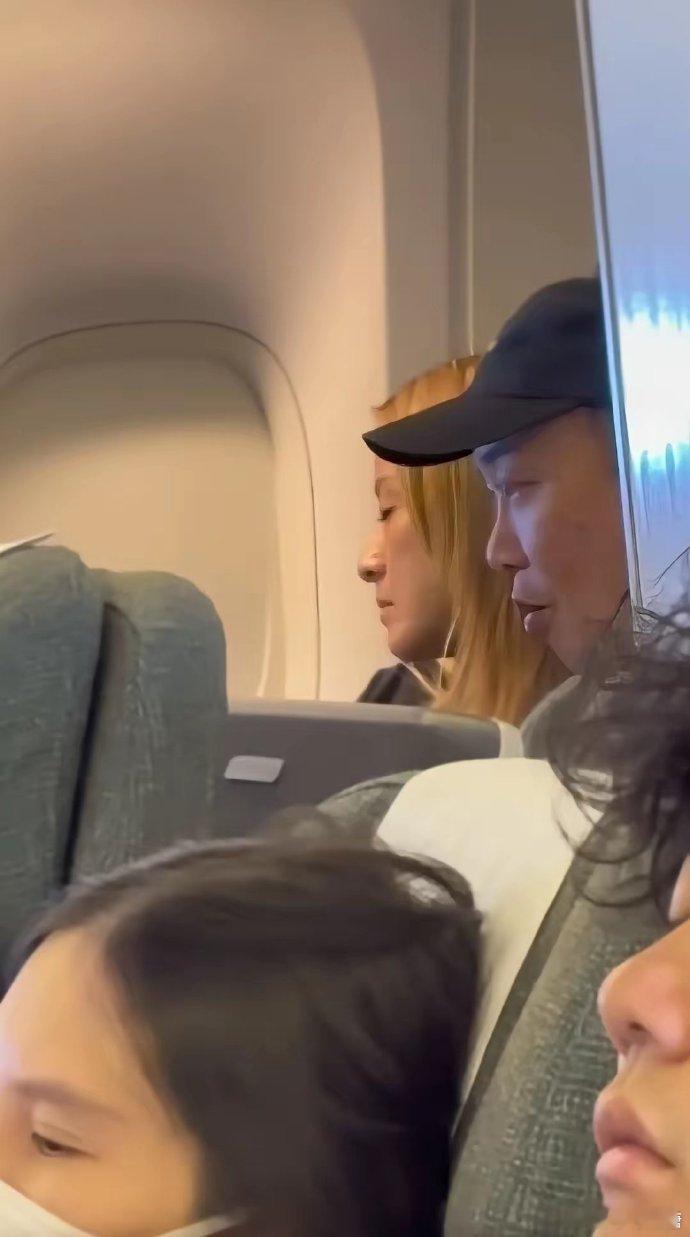 歌手陈奕迅咋了吗？居然带着爱妻坐普通经济舱…… 