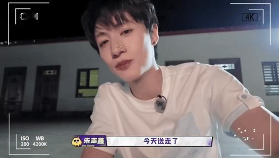 朱志鑫给镜头晚安吻咱就是说朱志鑫这“镜头吻”实在是难以让人拒绝了，谁懂这仪式感实