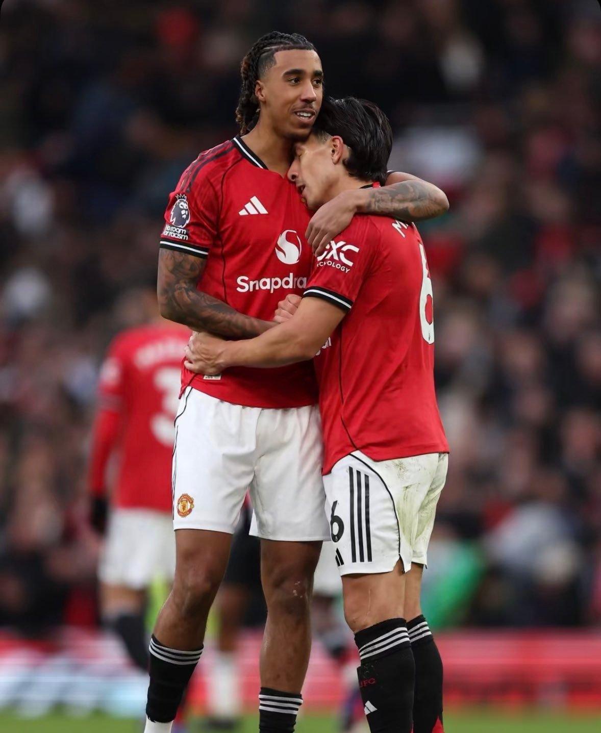 莱尼·约罗谈利桑德罗·马丁内斯：我从未见过哪个中后卫拥有如此出色的控球能力，简直